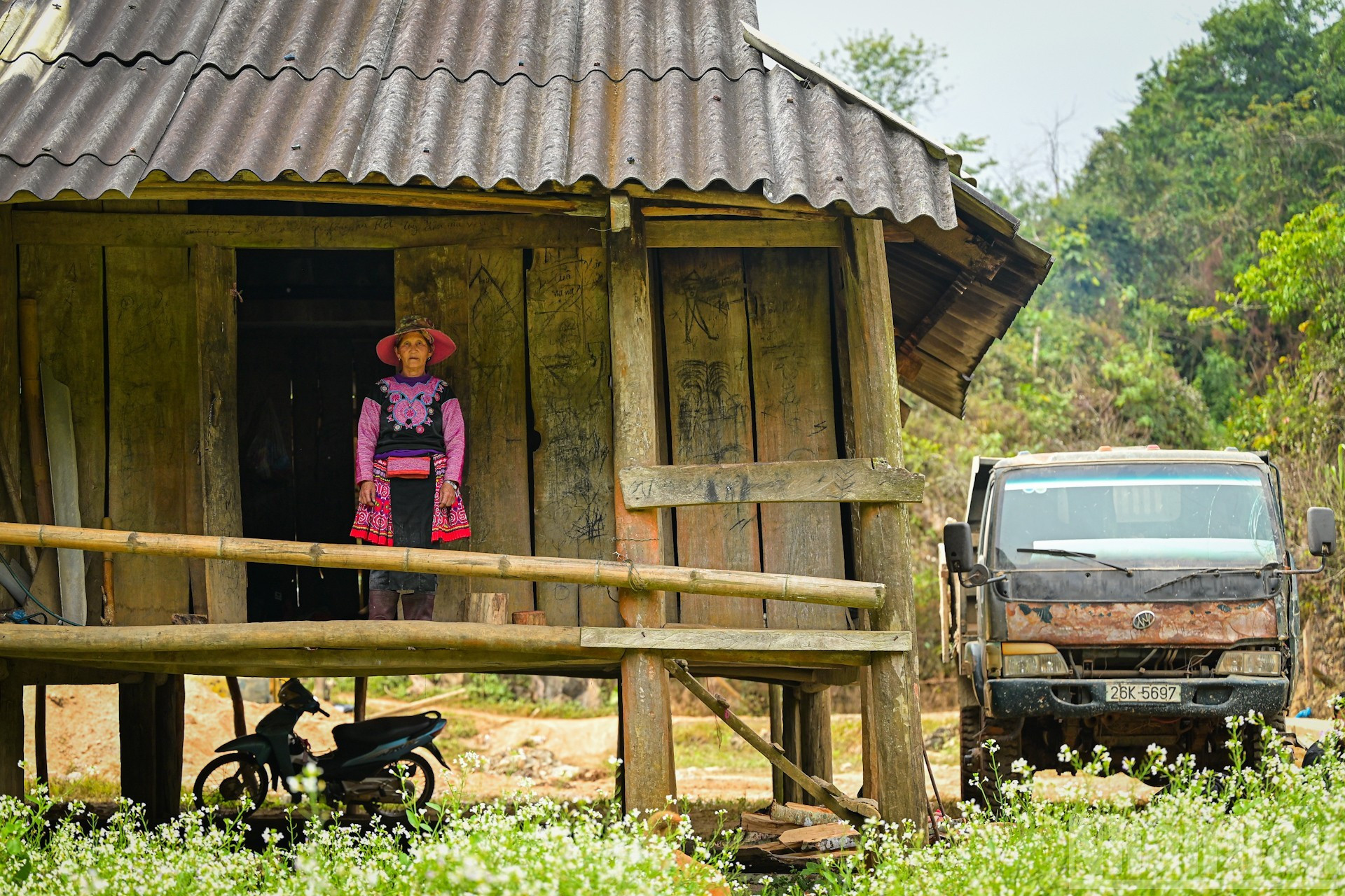 Vang Thi De, una aldeana, compartió que desde que se abren al turismo, las familias locales ya no solo dependen de la agricultura. Ahora ganan más gracias a la prestación de servicios a los visitantes y la vida les resulta más cómoda.