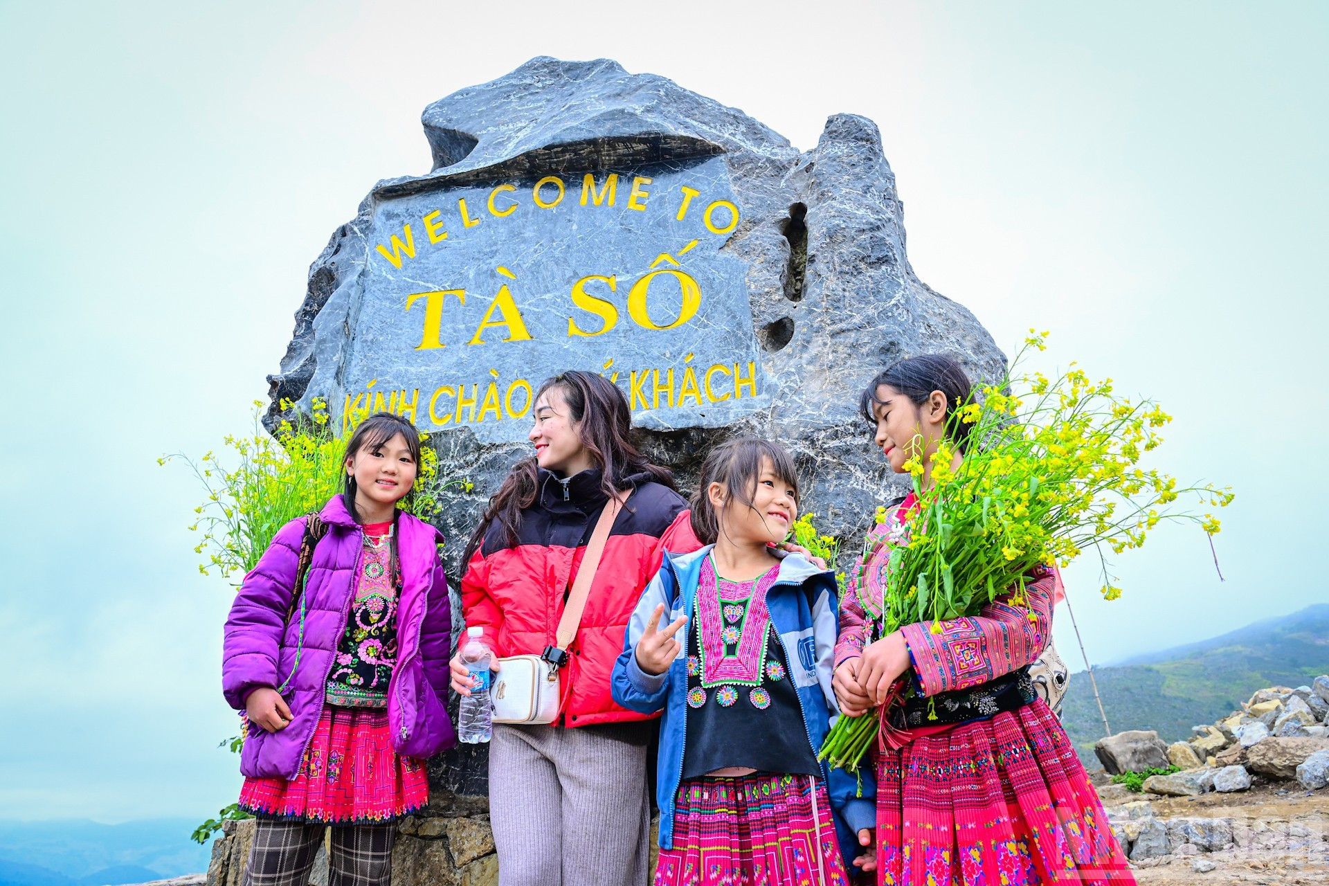 Para llegar a Hang Tau hay que vencer unos cinco kilómetros de camino rocoso y accidentado desde la aldea de Ta So.