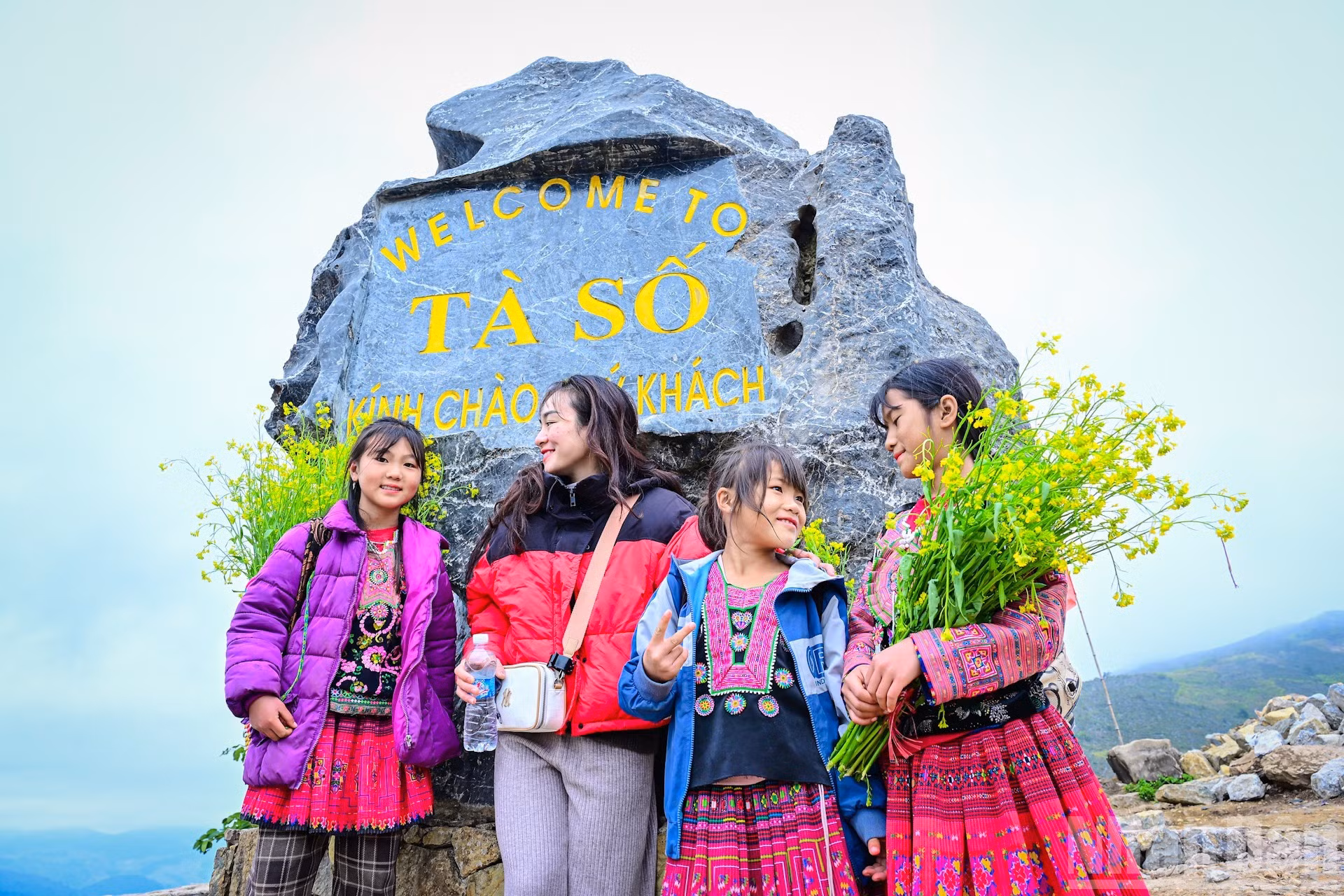 Para llegar a Hang Tau hay que vencer unos cinco kilómetros de camino rocoso y accidentado desde la aldea de Ta So.