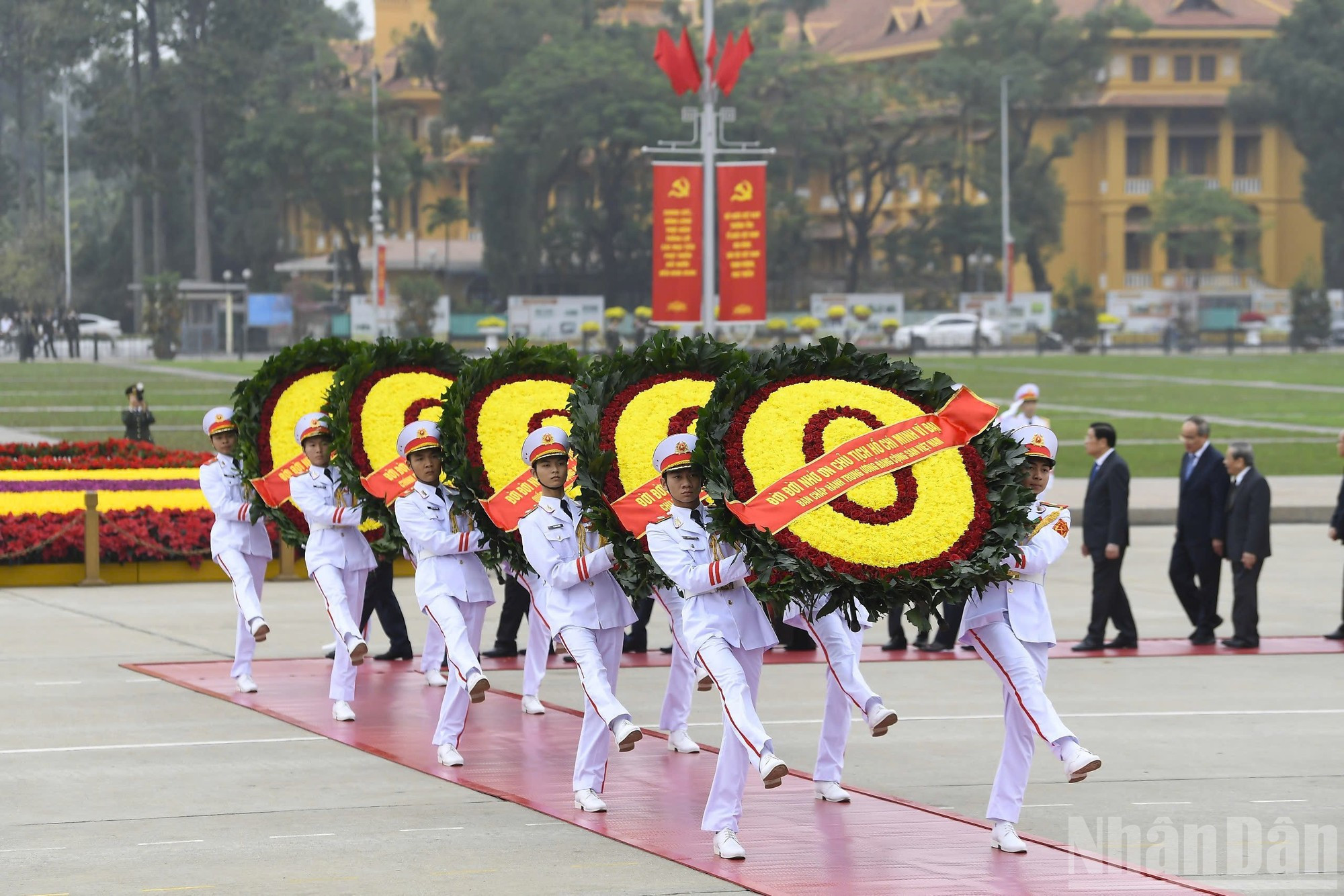 La ofrenda floral lleva la frase: “Infinita gratitud al gran Presidente Ho Chi Minh”.
