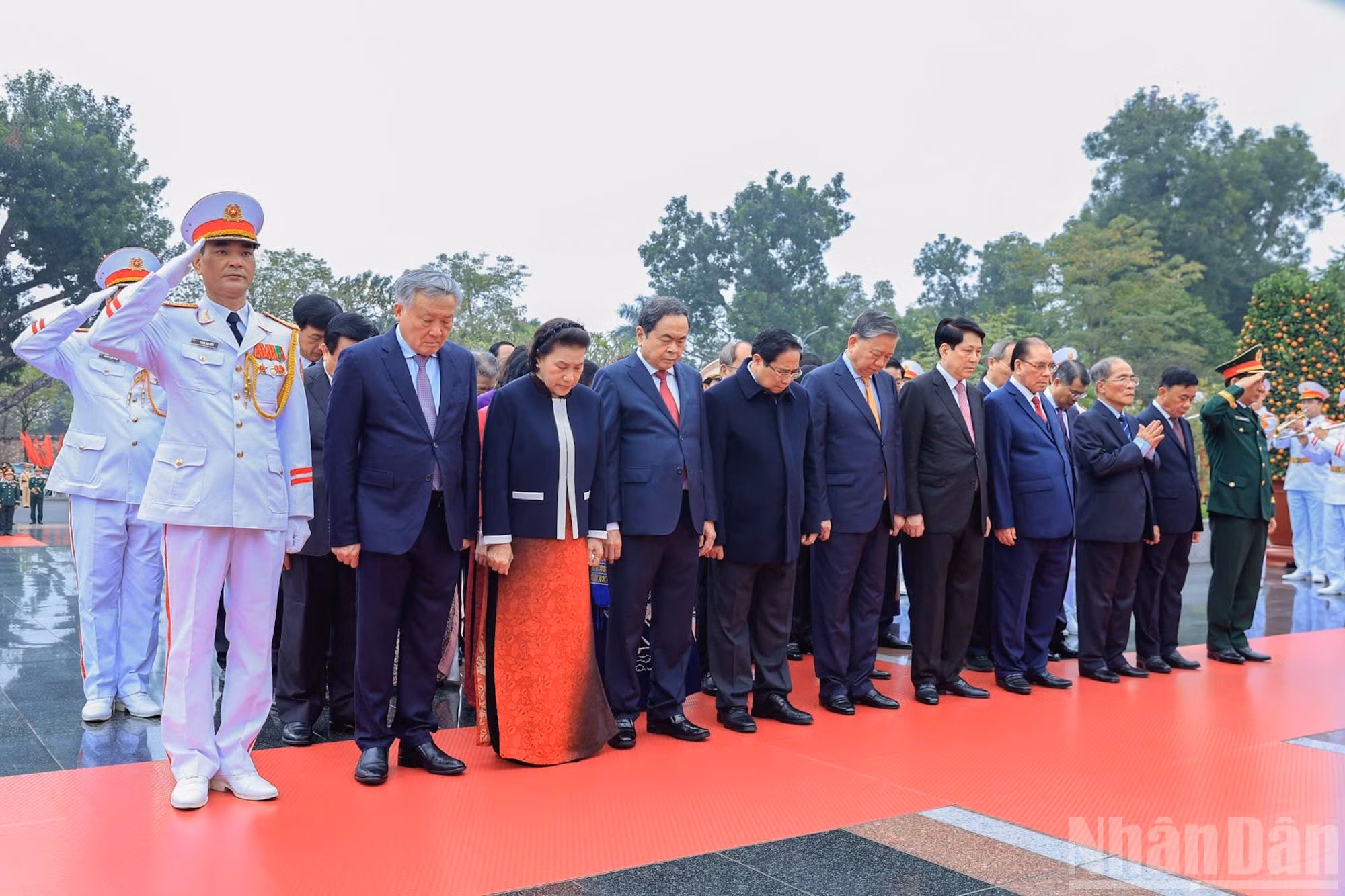 Los delegados se inclinan en homenaje a los combatientes fallecidos por la independencia nacional.