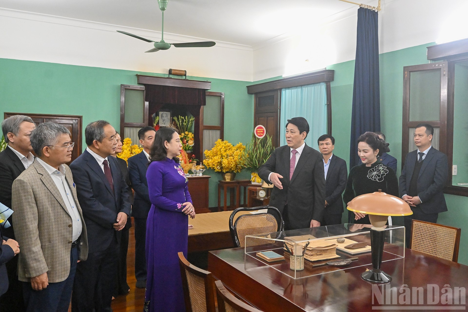 El jefe de Estado y sus acompañantes visitan la Casa 67, lugar de residencia y trabajo del Presidente Ho Chi Minh desde diciembre de 1954 hasta su fallecimiento el 2 de septiembre de 1969.