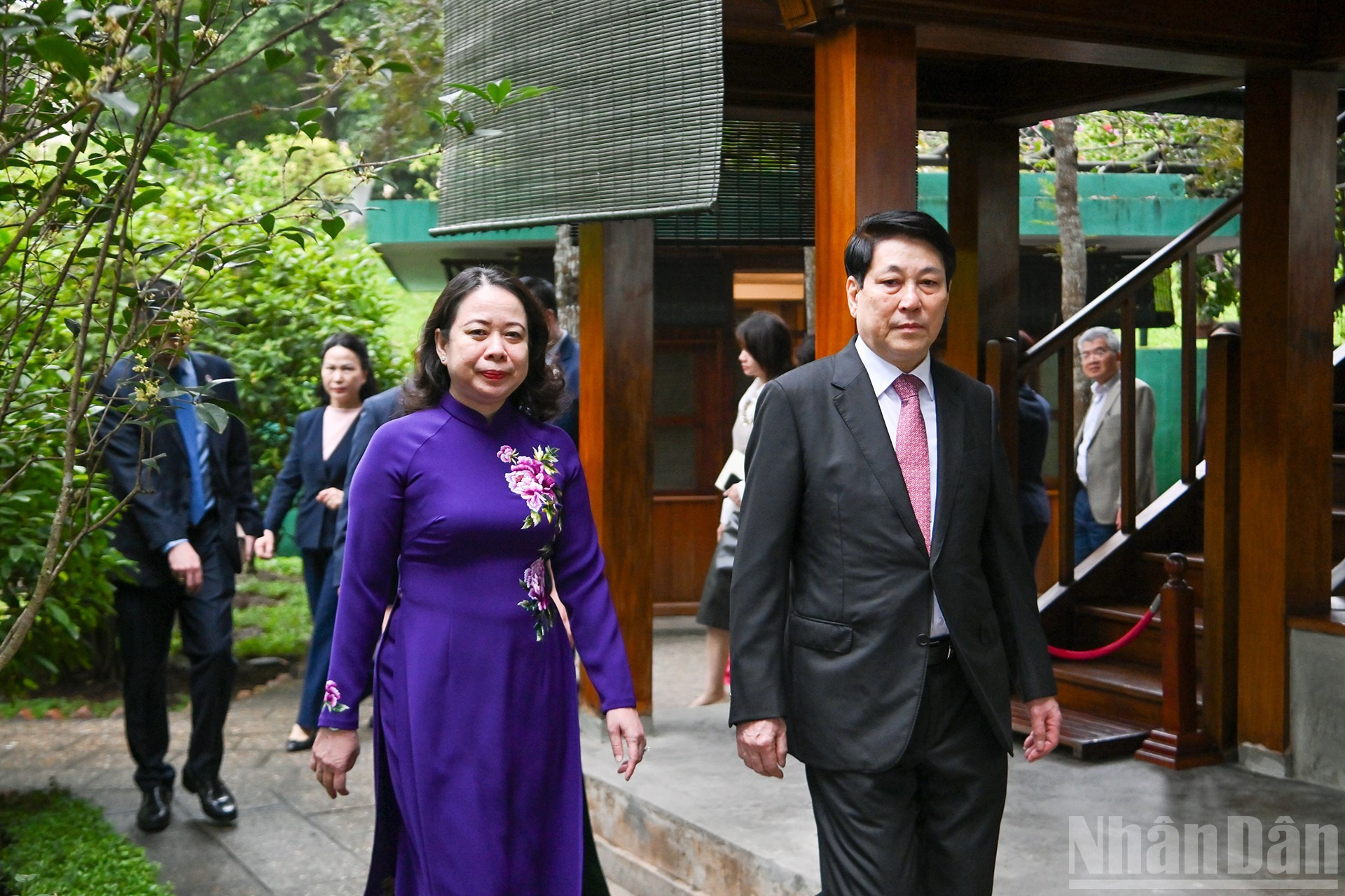 Los dos dirigentes pasan por el Palafito del Tío Ho, ubicado en la misma Zona de Reliquias.
