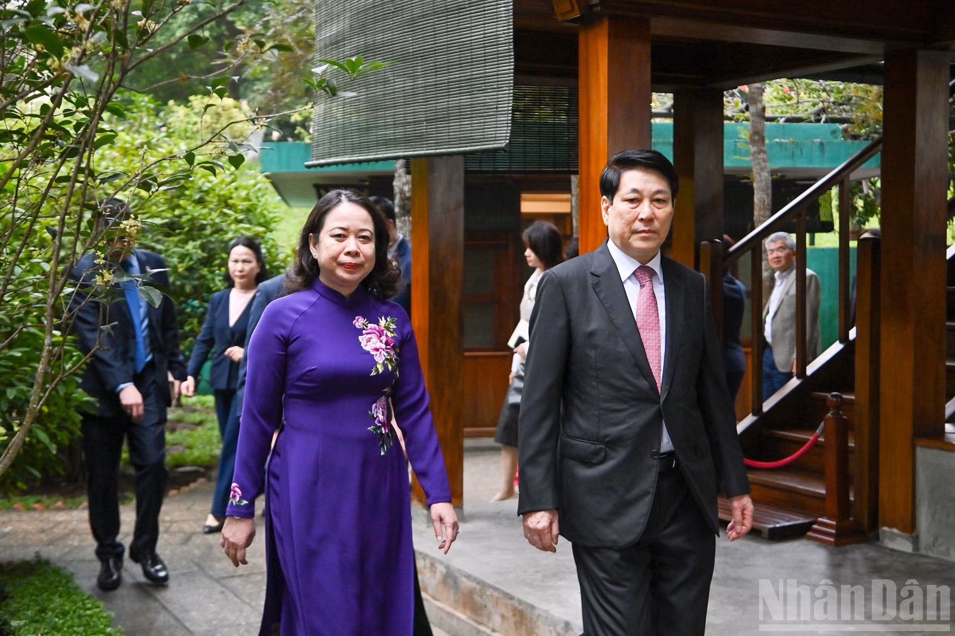 Los dos dirigentes pasan por el Palafito del Tío Ho, ubicado en la misma Zona de Reliquias.