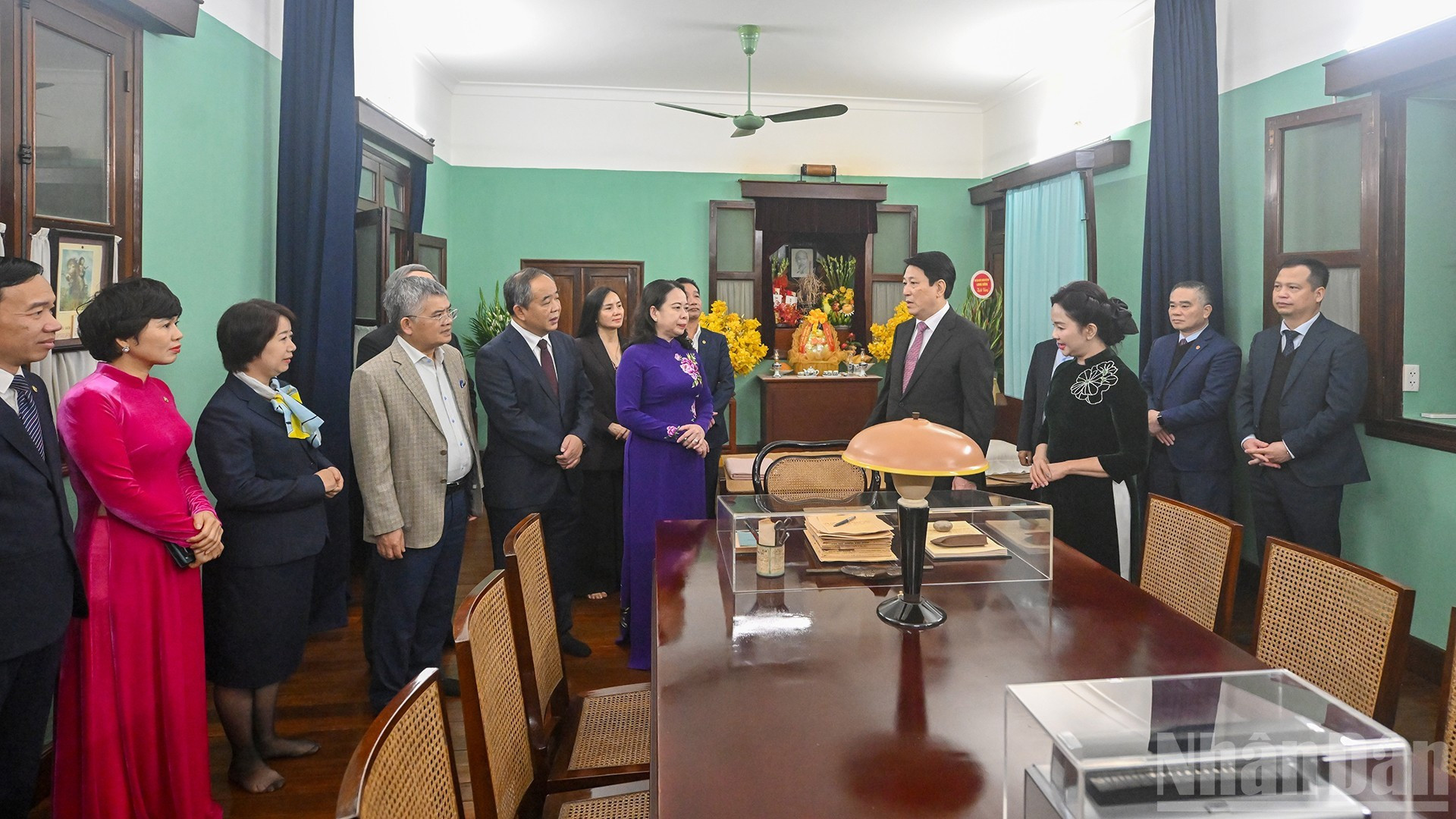 El presidente de Vietnam, Luong Cuong; la vicepresidenta del país, Vo Thi Anh Xuan, y empleados en el sitio histórico de Casa 67.
