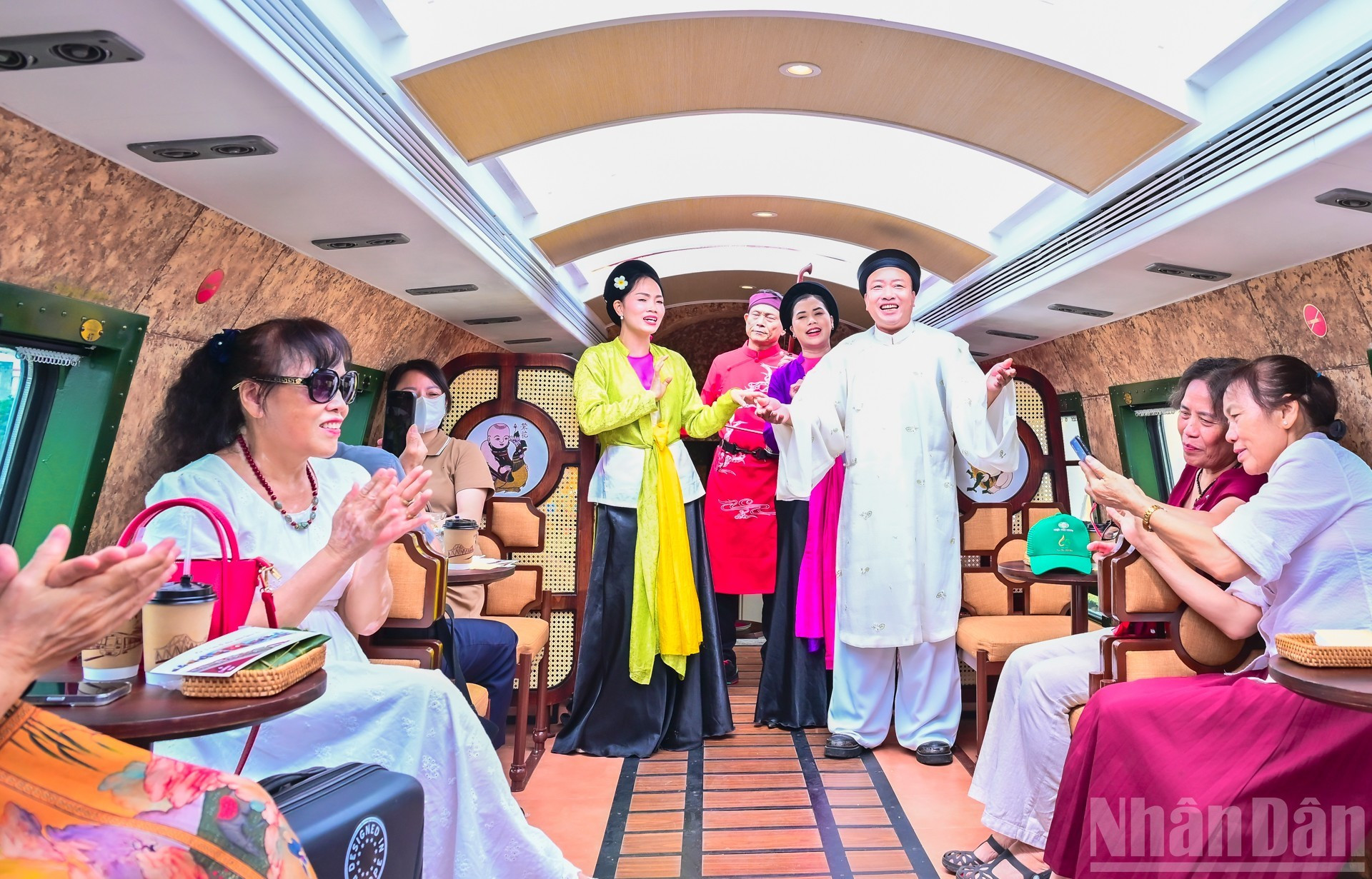 Se ofrecen representaciones de géneros artísticos tradicionales del país.