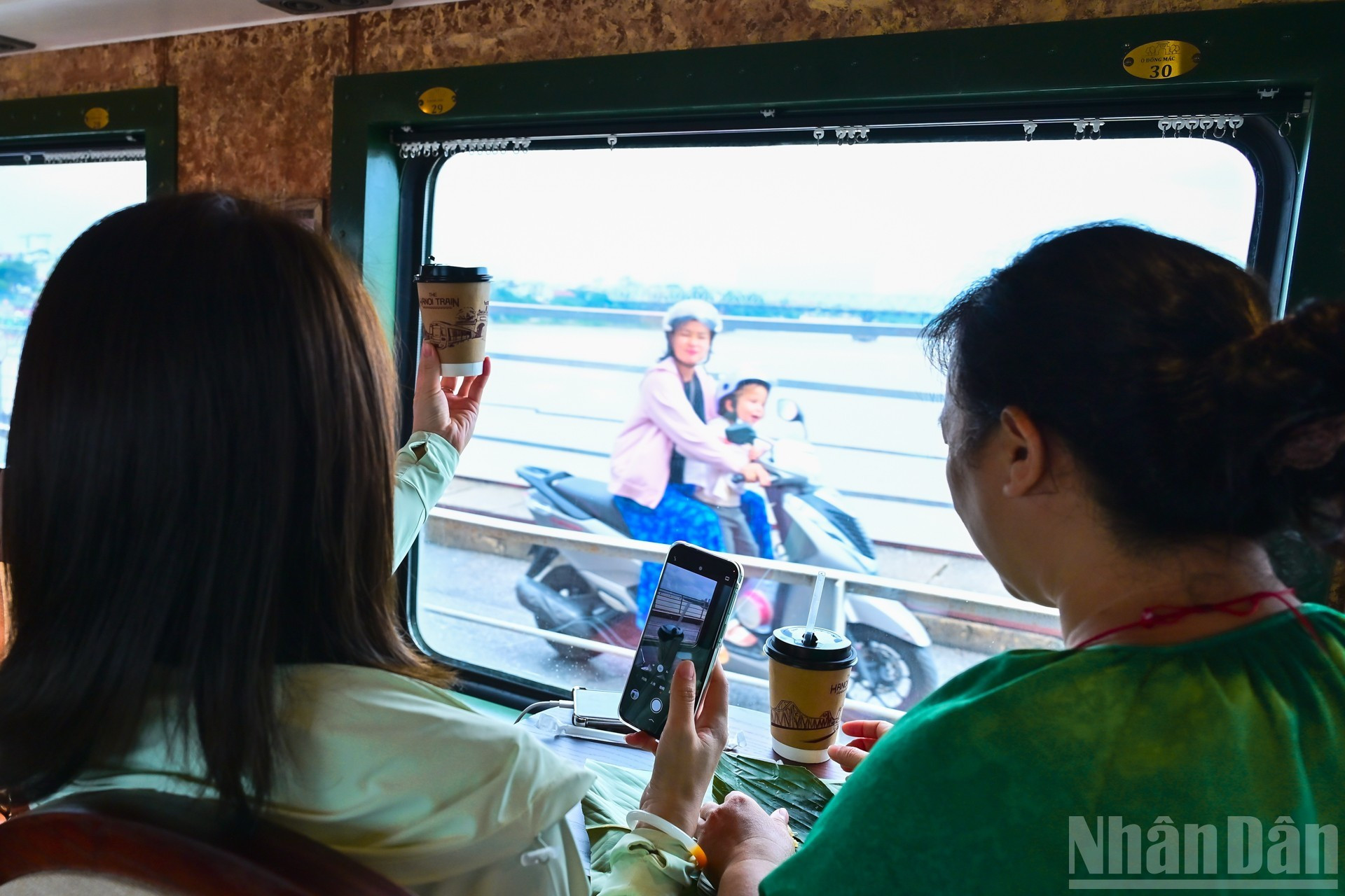 Turistas chinos fascinados con el recorrido cultural por la capital vietnamita.