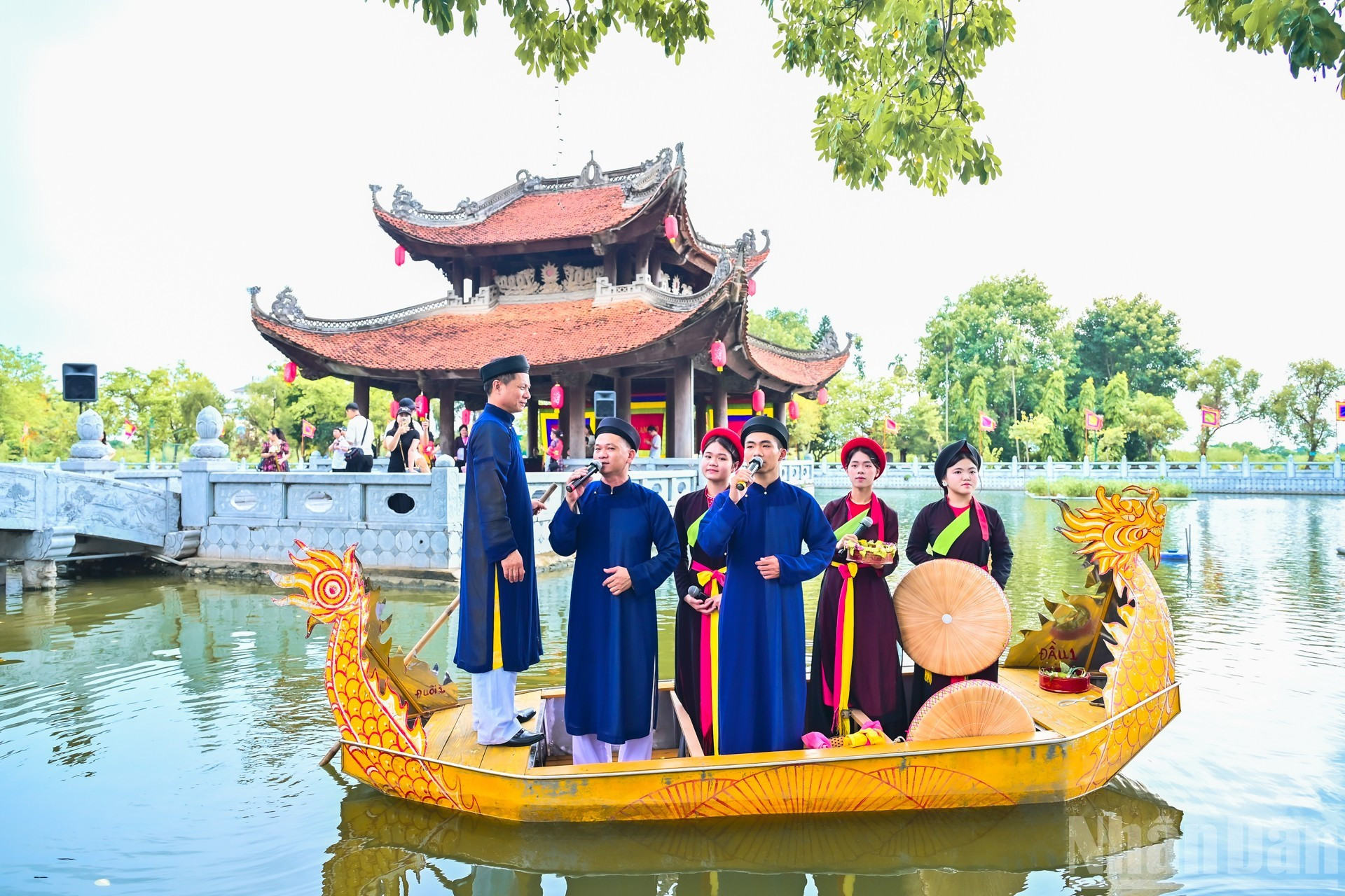 En un sitio de reliquias de Bac Ninh actúan los lien anh y los lien chi (vocalistas masculinos y femeninos), términos referidos a los intérpretes del canto quan ho.