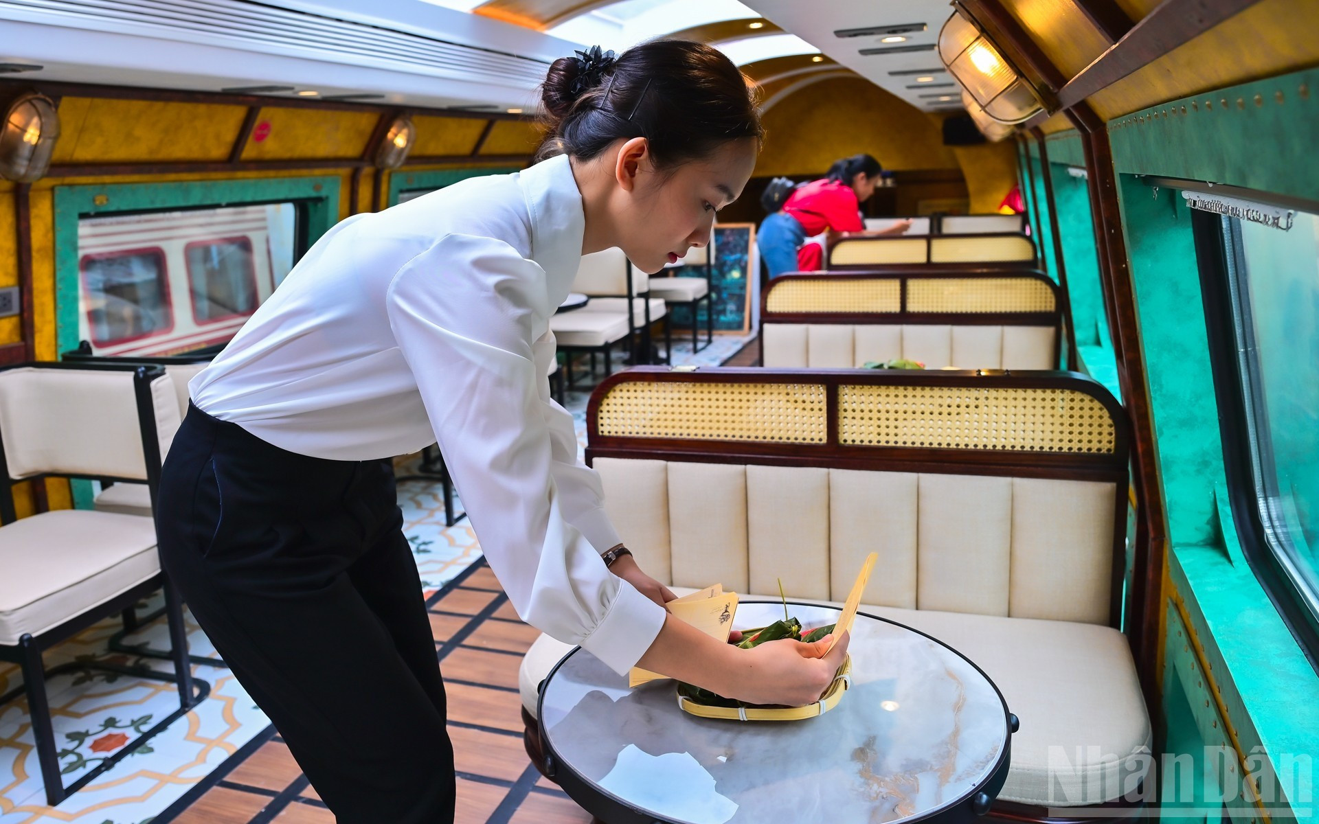 A los viajeros se les ofertan bocadillos.