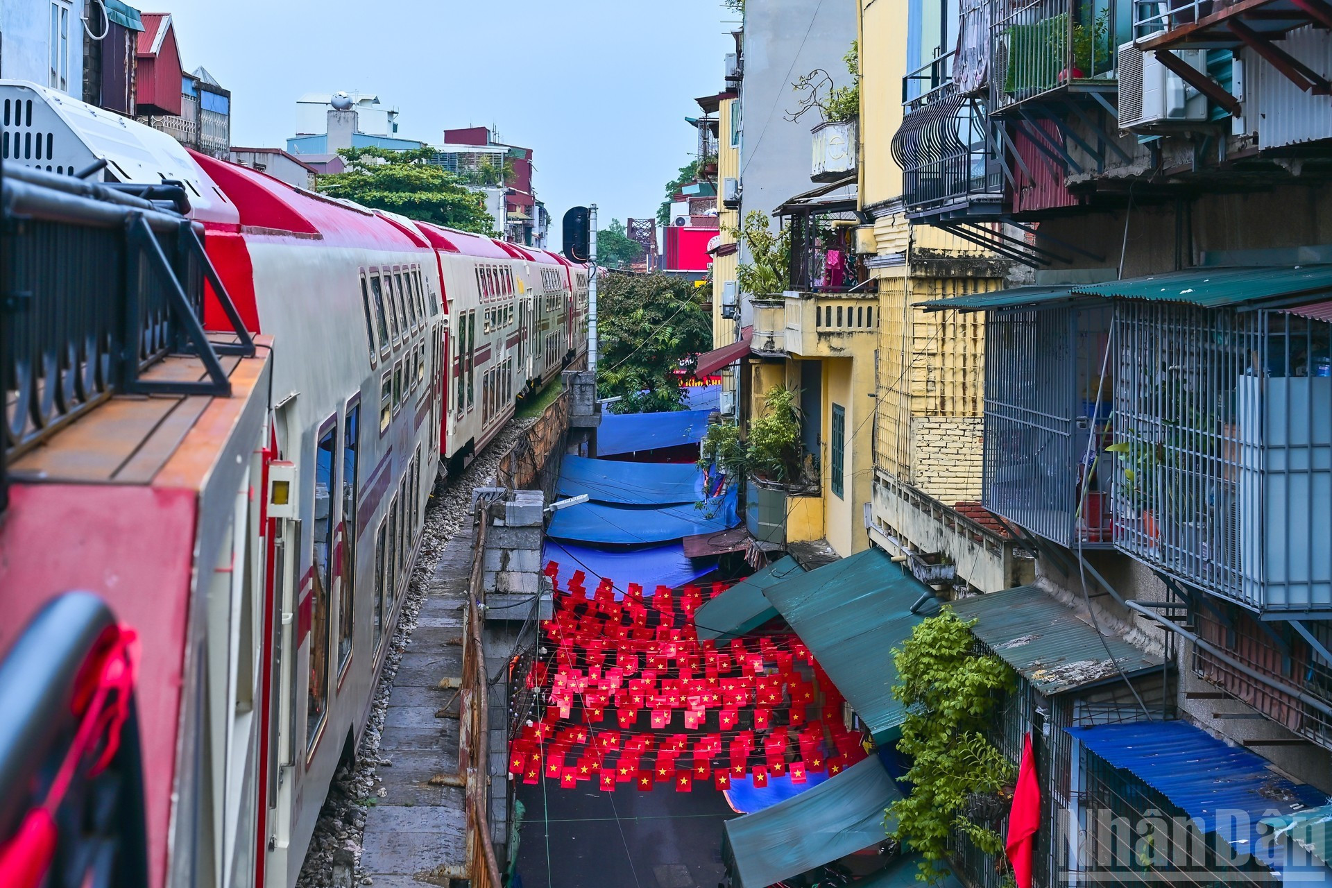 Desde la ventana se pueden contemplar las típicas vistas de los callejones de Hanói.