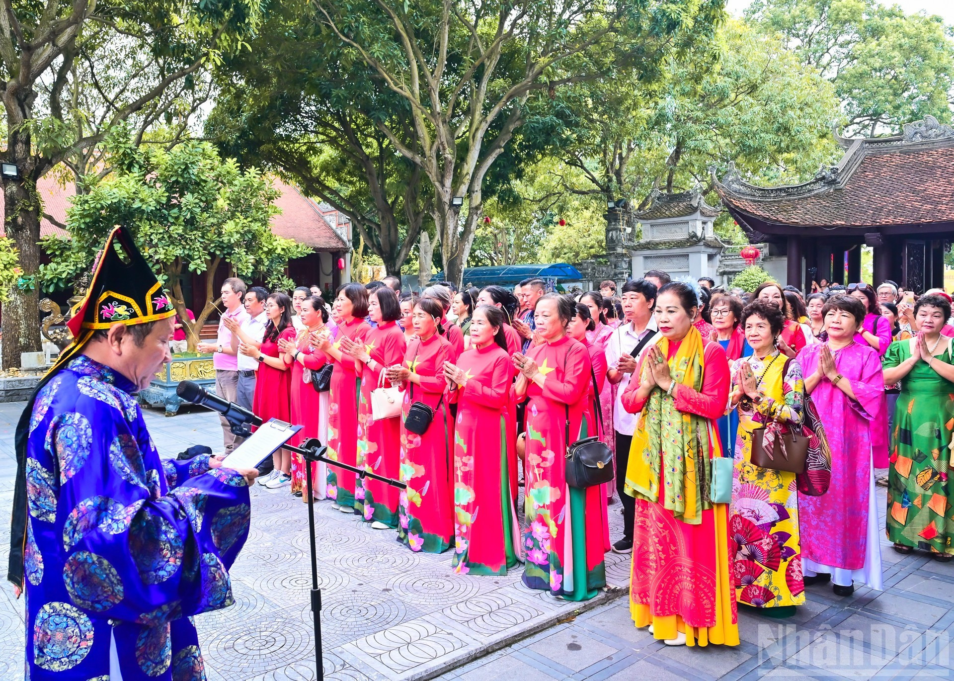 Una de las paradas es el templo de Do, en Bac Ninh, el lugar de veneración a ocho reyes de la dinastía feudal Ly (1009-1225).