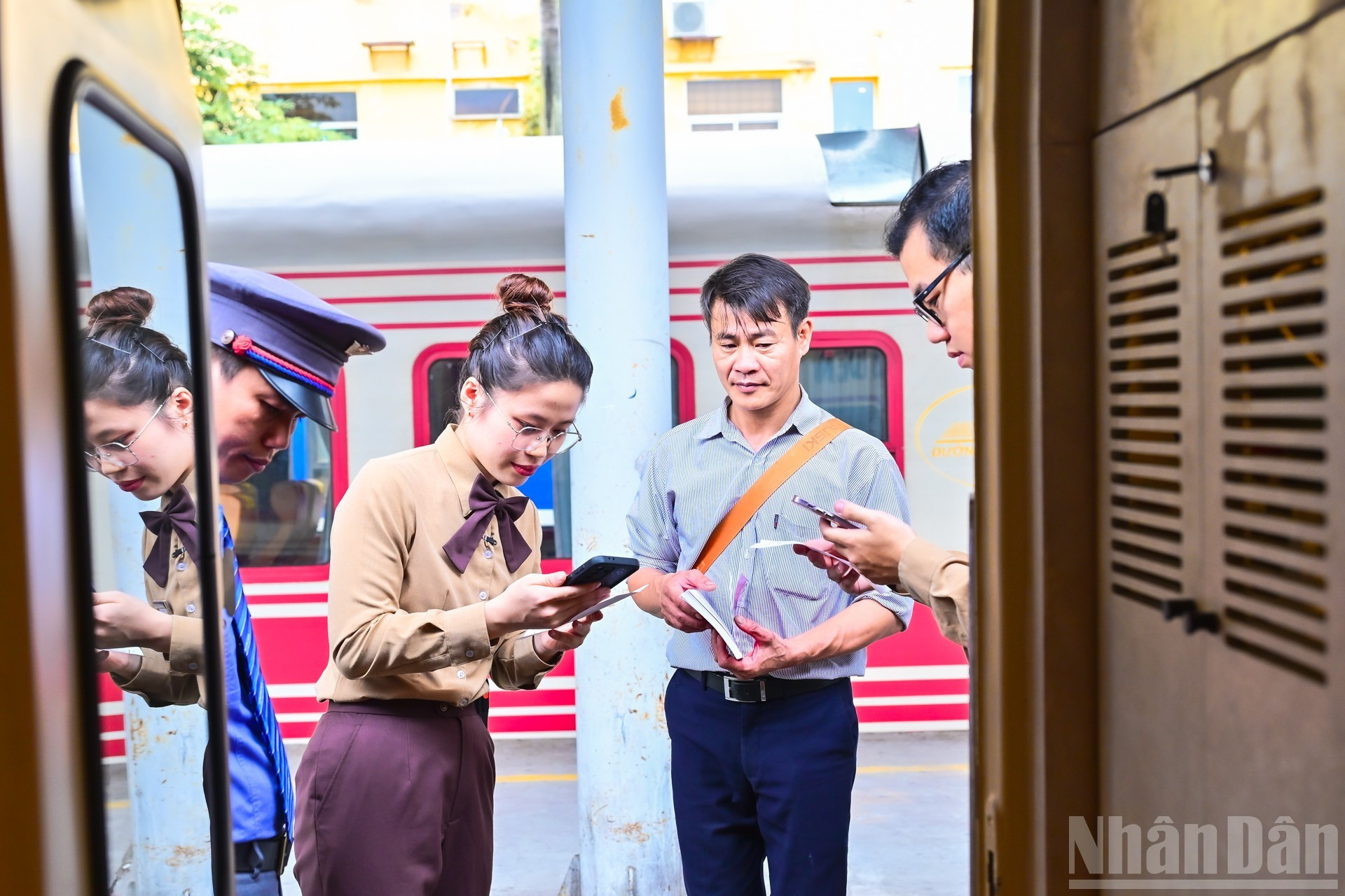 Se recomienda a los pasajeros que lleven consigo su tarjeta de identificación o pasaporte para realizar los trámites de embarque mediante el escaneo de códigos QR.