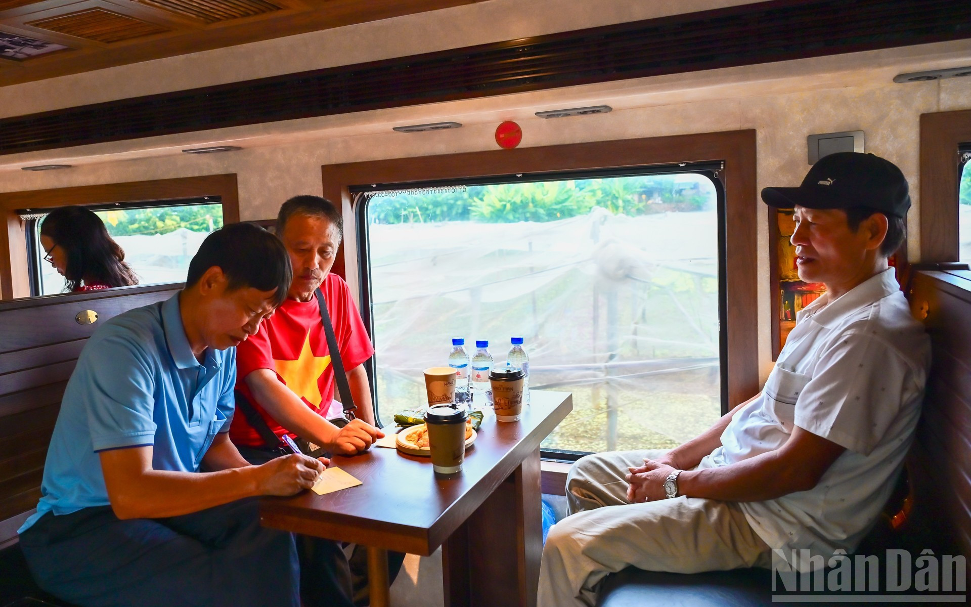 En representación de su grupo, oriundo de Ciudad Ho Chi Minh, Tan (de camiseta azul) escribe sus impresiones sobre el viaje.