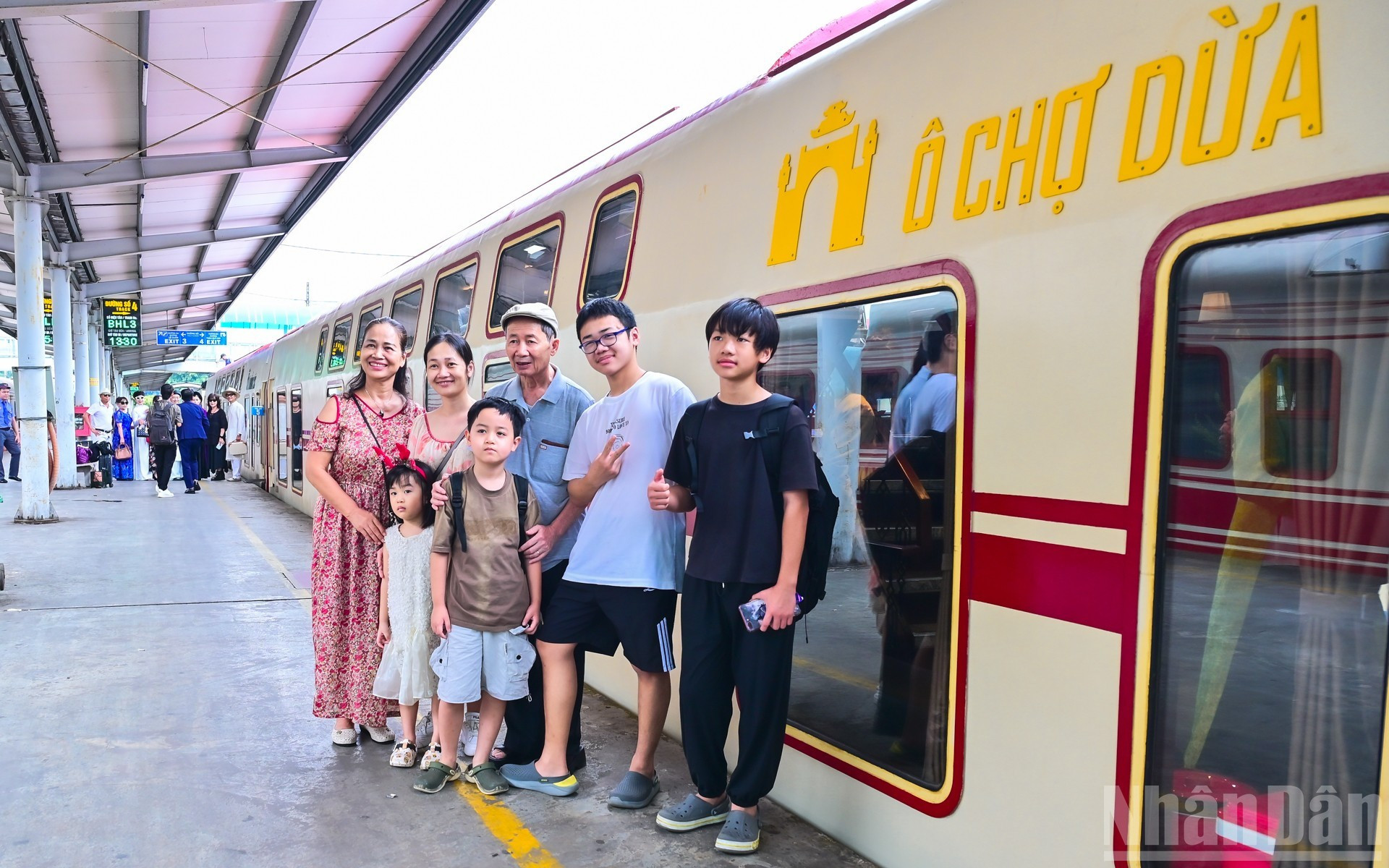 Una familia se toma fotos de recuerdo.