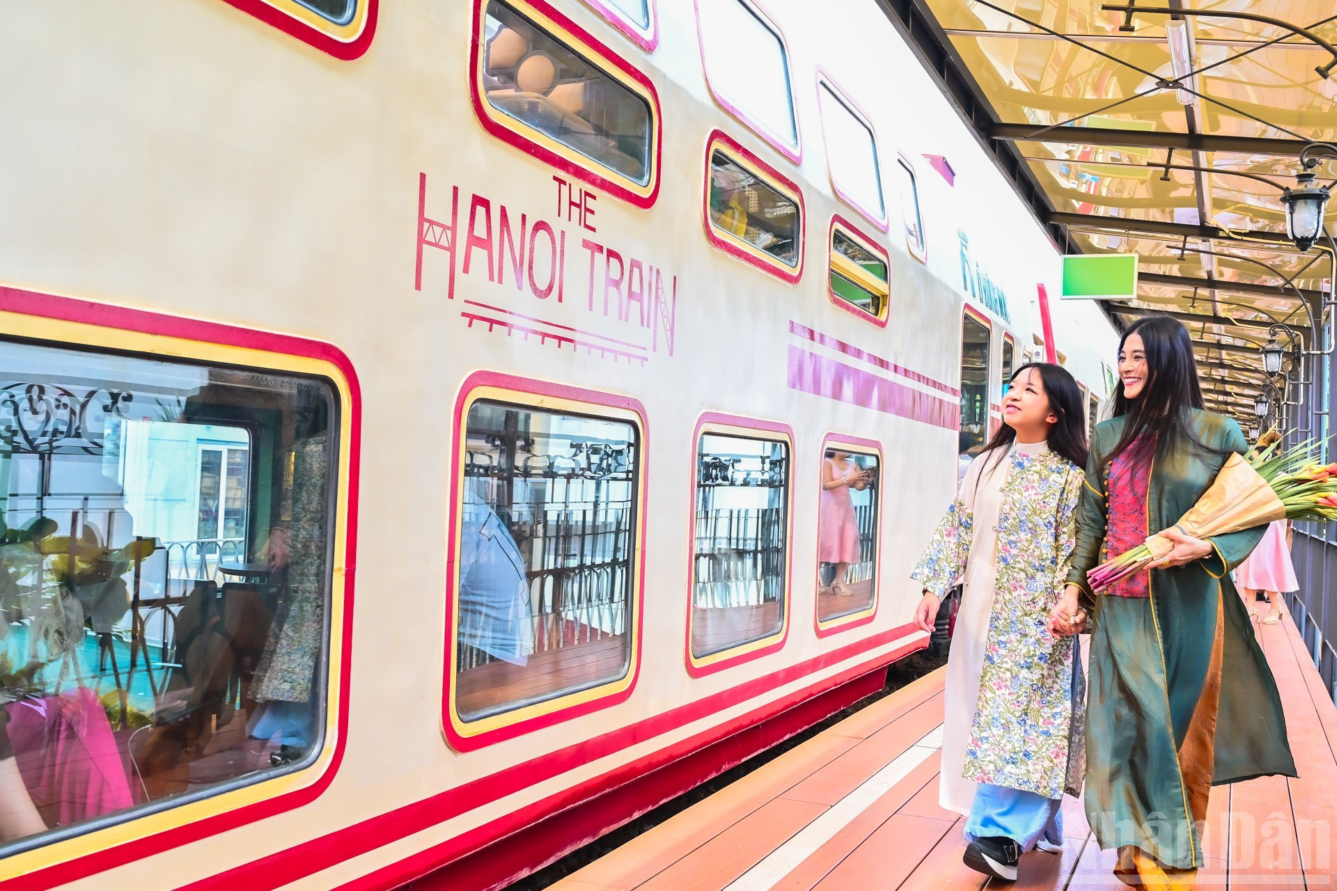 [Foto] Turistas fascinados por ruta ferroviaria a las cinco puertas de Hanói