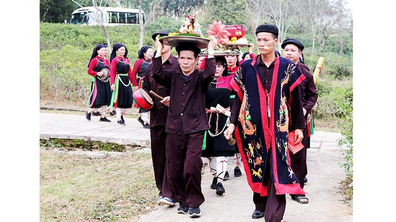 Las ofrendas se preparan con esmero.