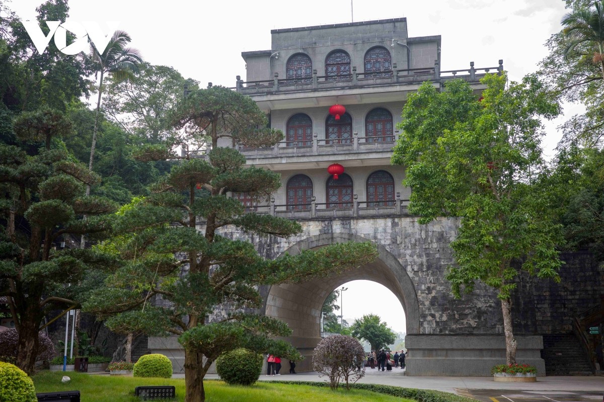 Youyi Guan y el Puerto Fronterizo Internacional de Huu Nghi constituyen uno de los enlaces más importantes entre Vietnam y China, especialmente en lo que respecta al comercio. Cada año por allí pasan millones de personas y cientos de miles de vehículos con mercancías. El paso hace honor a su nombre -“Amistad”- y deviene un símbolo vívido de los lazos binacionales.