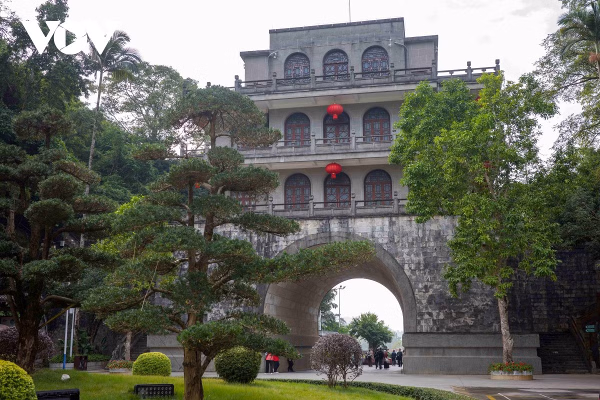 Youyi Guan y el Puerto Fronterizo Internacional de Huu Nghi constituyen uno de los enlaces más importantes entre Vietnam y China, especialmente en lo que respecta al comercio. Cada año por allí pasan millones de personas y cientos de miles de vehículos con mercancías. El paso hace honor a su nombre -“Amistad”- y deviene un símbolo vívido de los lazos binacionales.