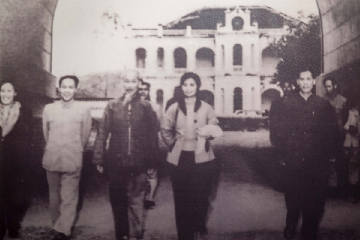 Una de las improntas imborrables sobre Youyi Guan está relacionada con la repatriación de Ho Chi Minh tras su viaje al exterior en busca del camino de salvación nacional. Luego de 30 años de actividad revolucionaria en el extranjero, en 1941 el líder cruzó el hito 108 de la frontera entre ambos países (cerca del actual recinto de Youyi Guan) para regresar a Vietnam y tomar las riendas del movimiento independentista nacional. De esta manera, el paso de Youyi y las zonas montañosas de Lang Son y Pac Bo, en la provincia vietnamita de Cao Bang, apoyaron el levantamiento general de 1945, conocido como la Revolución de Agosto, así como la lucha del pueblo vietnamita contra el colonialismo francés. (Foto de archivo).