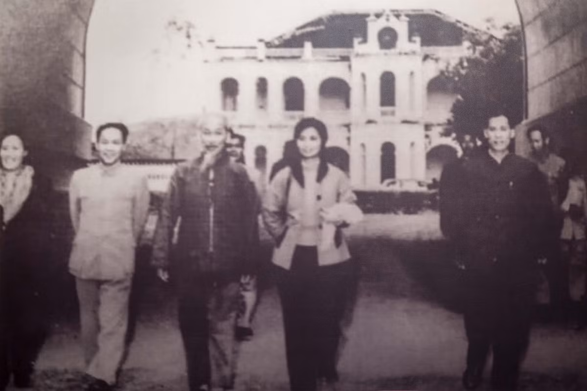 Una de las improntas imborrables sobre Youyi Guan está relacionada con la repatriación de Ho Chi Minh tras su viaje al exterior en busca del camino de salvación nacional. Luego de 30 años de actividad revolucionaria en el extranjero, en 1941 el líder cruzó el hito 108 de la frontera entre ambos países (cerca del actual recinto de Youyi Guan) para regresar a Vietnam y tomar las riendas del movimiento independentista nacional. De esta manera, el paso de Youyi y las zonas montañosas de Lang Son y Pac Bo, en la provincia vietnamita de Cao Bang, apoyaron el levantamiento general de 1945, conocido como la Revolución de Agosto, así como la lucha del pueblo vietnamita contra el colonialismo francés. (Foto de archivo).