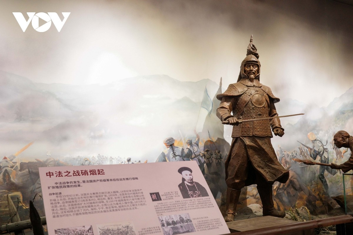 Con su riqueza histórica, Youyi Guan atestiguó incontables acontecimientos de China tales como una victoria en 1885 del ejército de la dinastía Qing contra los invasores franceses, una sublevación liderada por Sun Zhongshan en 1907, y la liberación de todo el territorio de Guangxi el 11 de diciembre de 1949.