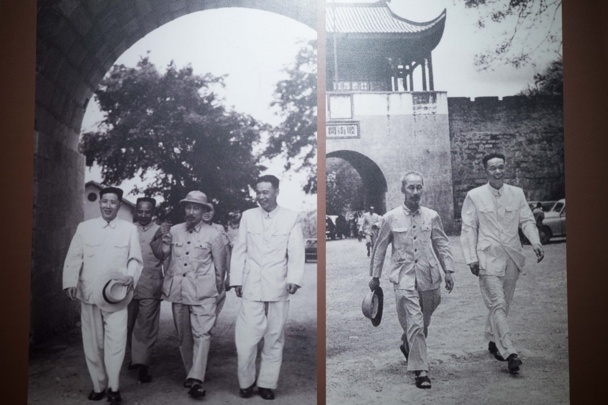 El Presidente Ho Chi Minh visita el paso de Youyi, el 22 de junio de 1955. (Foto de archivo)