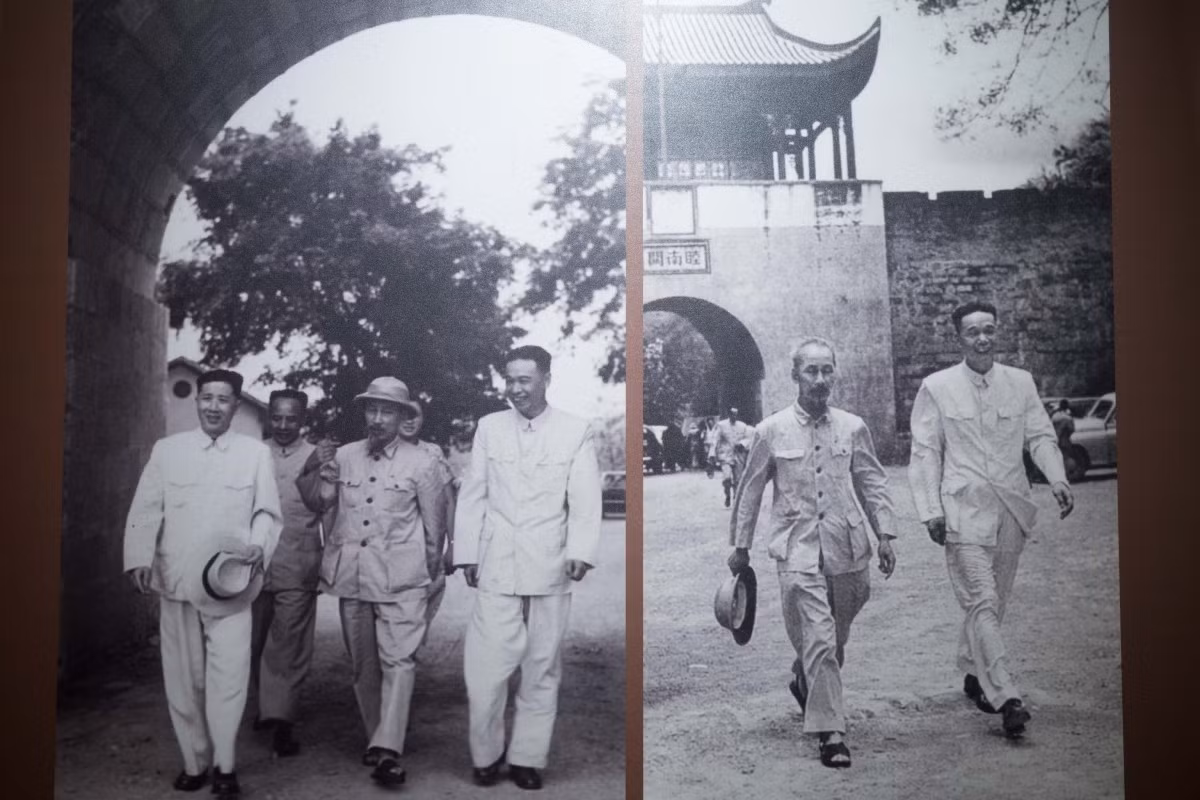 El Presidente Ho Chi Minh visita el paso de Youyi, el 22 de junio de 1955. (Foto de archivo)