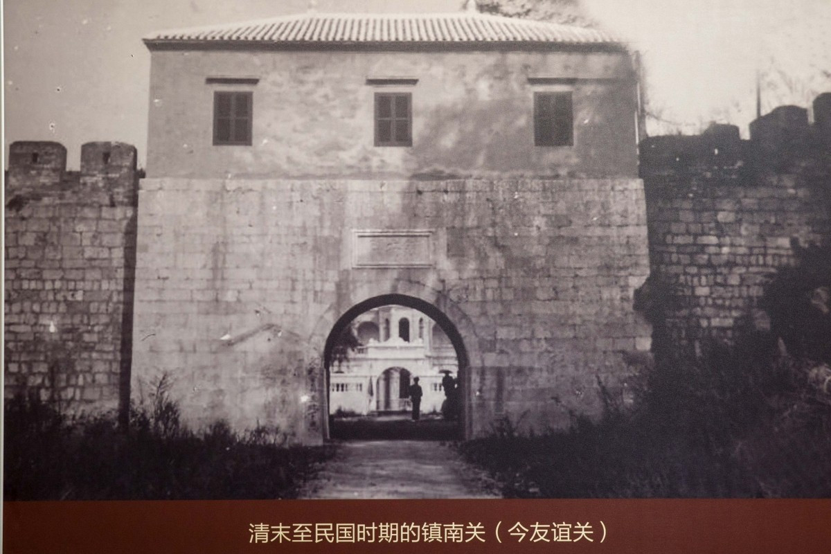 Youyi Guan se encuentra en el municipio de Pingxiang, en la Región Autónoma Zhuang de Guangxi, en China. Junto a su similar vietnamita, ubicado en la aldea de Huu Nghi, en la provincia de Lang Son, conforma una arteria limítrofe entre los dos países. Existente desde la dinastía Han (206 a. C.-220 d. C.), este puerto es uno de los nueve pasos famosos de la antigua China. Entre los numerosos nombres que ha tenido a lo largo de la historia, el más recordado es el de Zhennanguan, que se le confirió en 1428 bajo la dinastía Ming. En 1965 fue renombrado Youyi (literalmente “amistad” y en vietnamita “Huu Nghi”). (Foto de archivo)