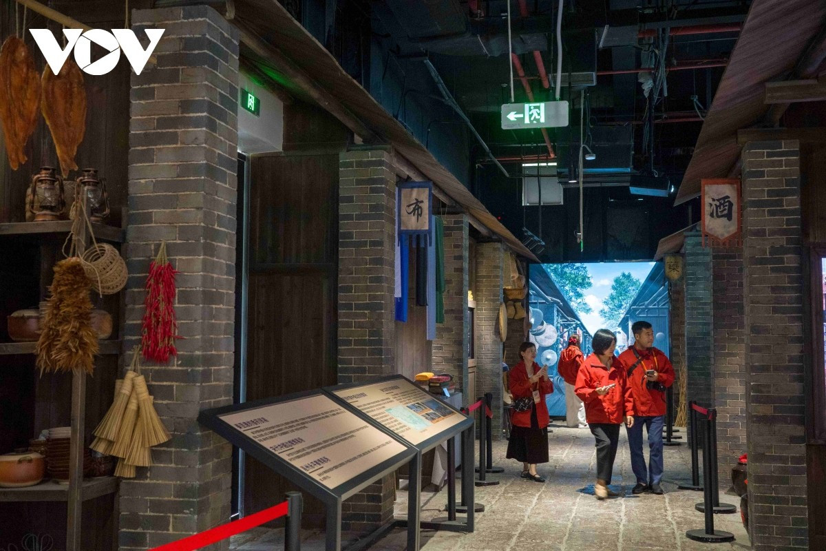 Otro aspecto que se presenta es la compraventa de mercancías entre los dos lados de la frontera en diferentes etapas de la historia.