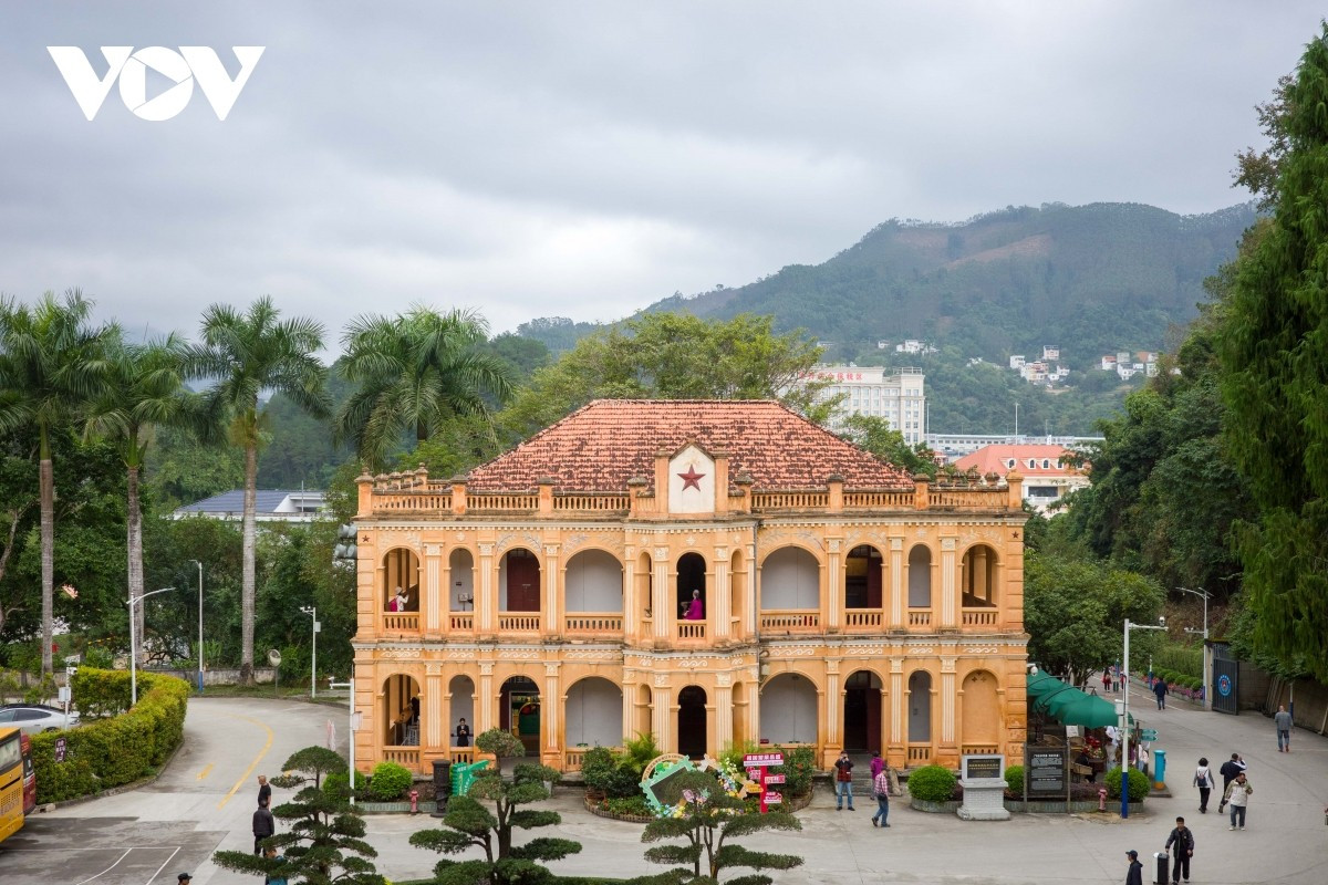 Vista panorámica de Youyi Guan desde lejos, en el abrazo de infinitos montes y bosques de Lang Son (Vietnam) y Guangxi (China).
