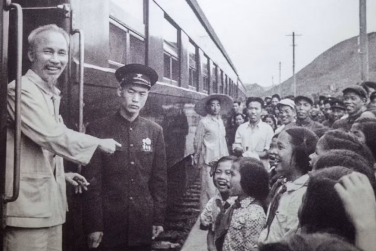 El Presidente Ho Chi Minh cruza el paso de Youyi en una visita a China en 1955. (Foto de archivo)