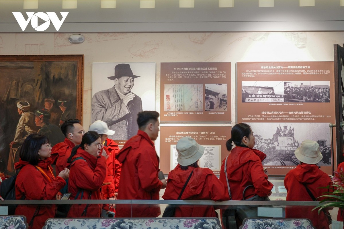 Periodistas que representan a Vietnam en el programa de intercambios “Recorrido de amistad Vietnam-China” visitan una exposición en el área de Youyi Guan.
