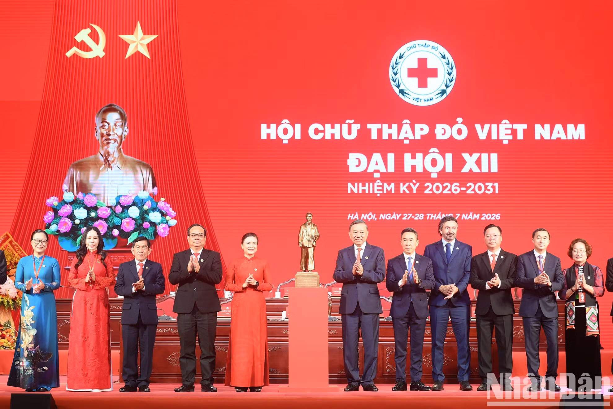 El secretario general del Partido Comunista y presidente de Vietnam, To Lam, entrega a la Cruz Roja una estatuilla del Presidente Ho Chi Minh.