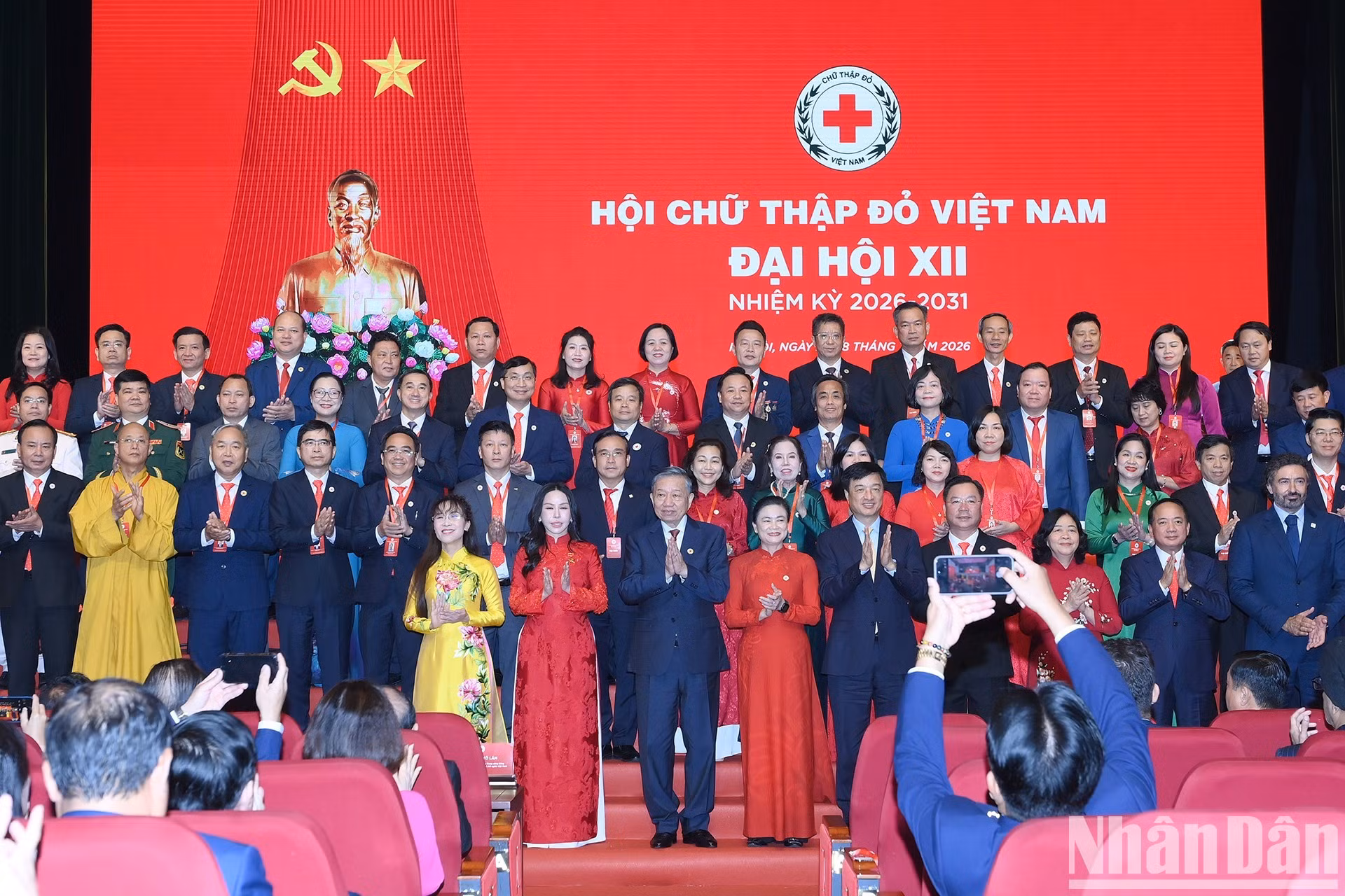 El secretario general del Partido Comunista y presidente de Vietnam, To Lam, se toma fotos con delegados a la cita.