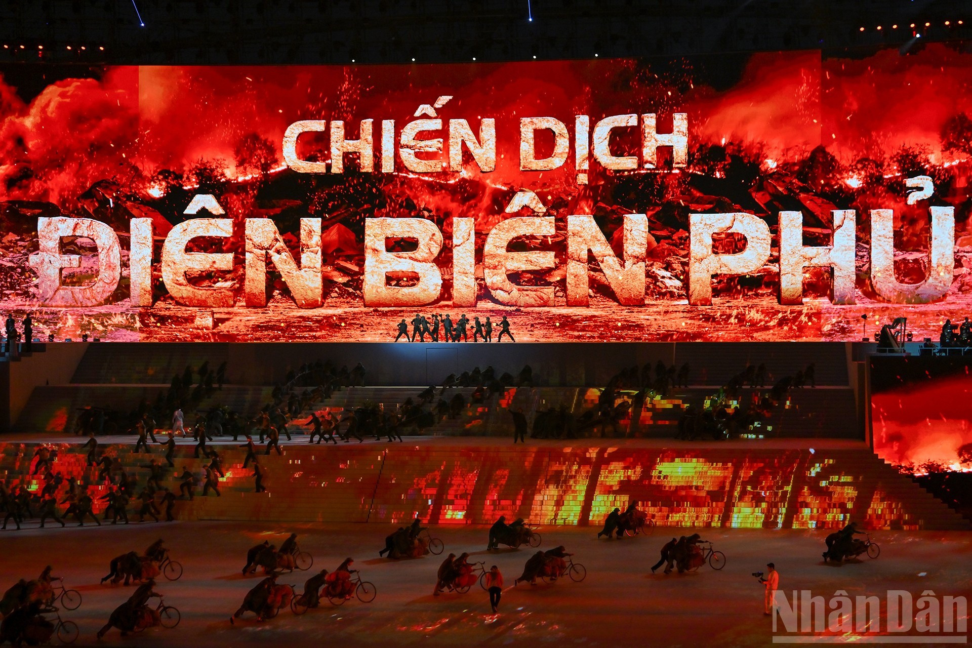 El primer capítulo, “Epopeya bajo la bandera del Partido”, evoca el trayecto de la liberación y la reunificación nacional.