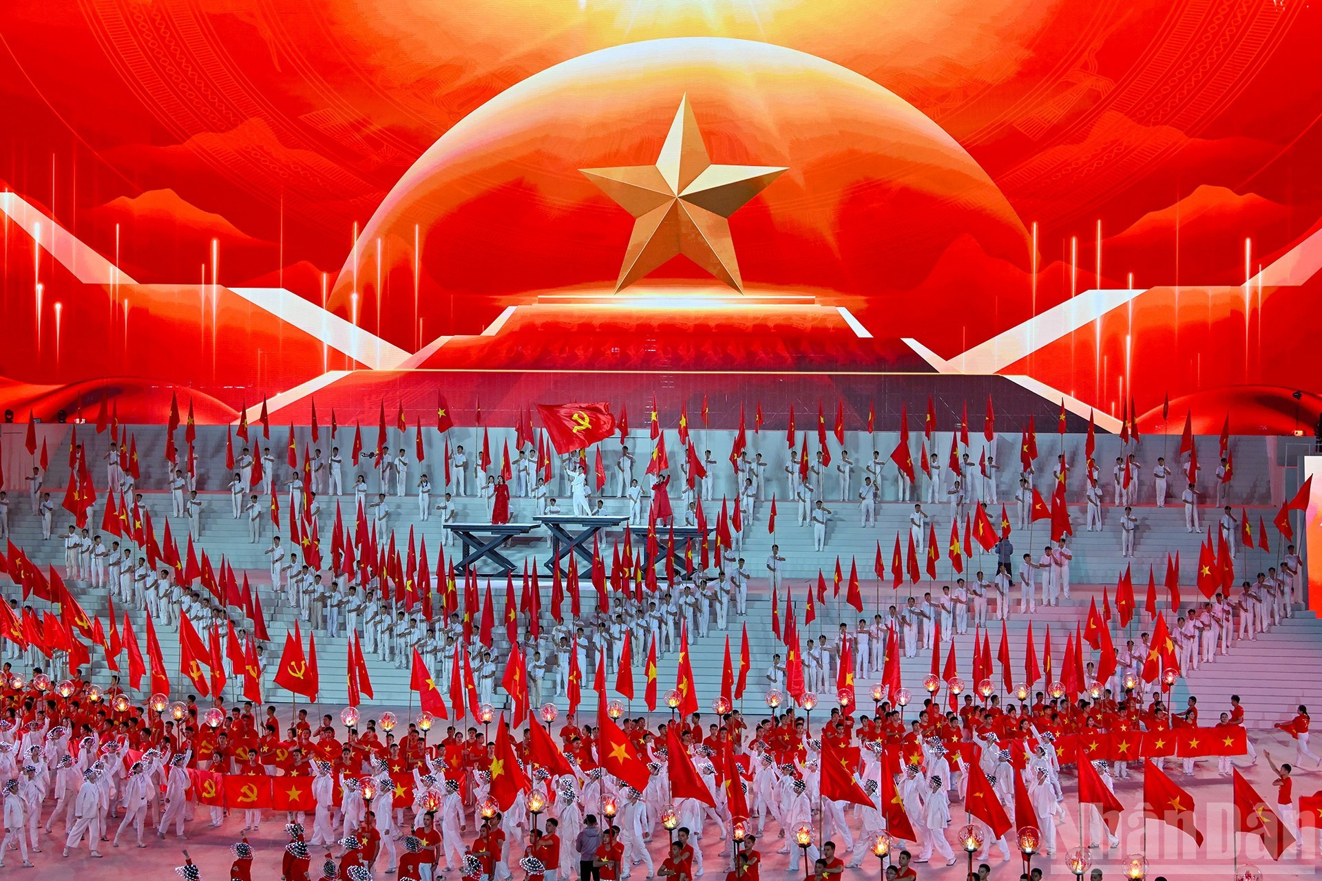 Efectuado justo después de la clausura del XIV Congreso Nacional del Partido, el programa es una afirmación de los éxitos del acontecimiento y divulga sobre su estatura y orientaciones, así como suscita júbilo y confianza entre todo el Partido, el pueblo y el ejército para que procedan a materializar la Resolución de esa magna cita partidista.