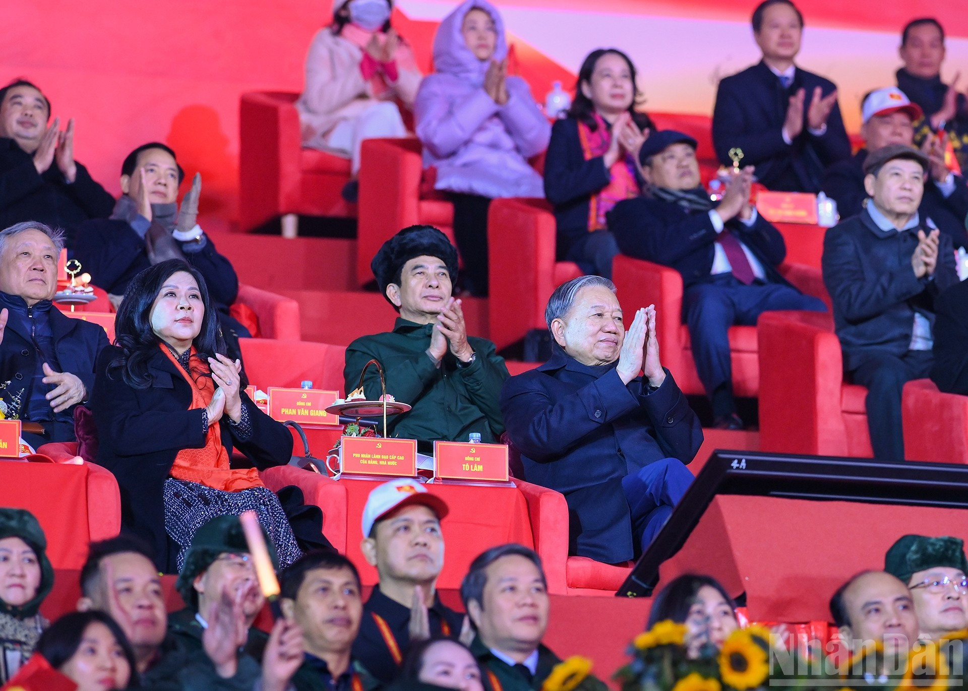 El secretario general del Partido, To Lam, y delegados al programa.
