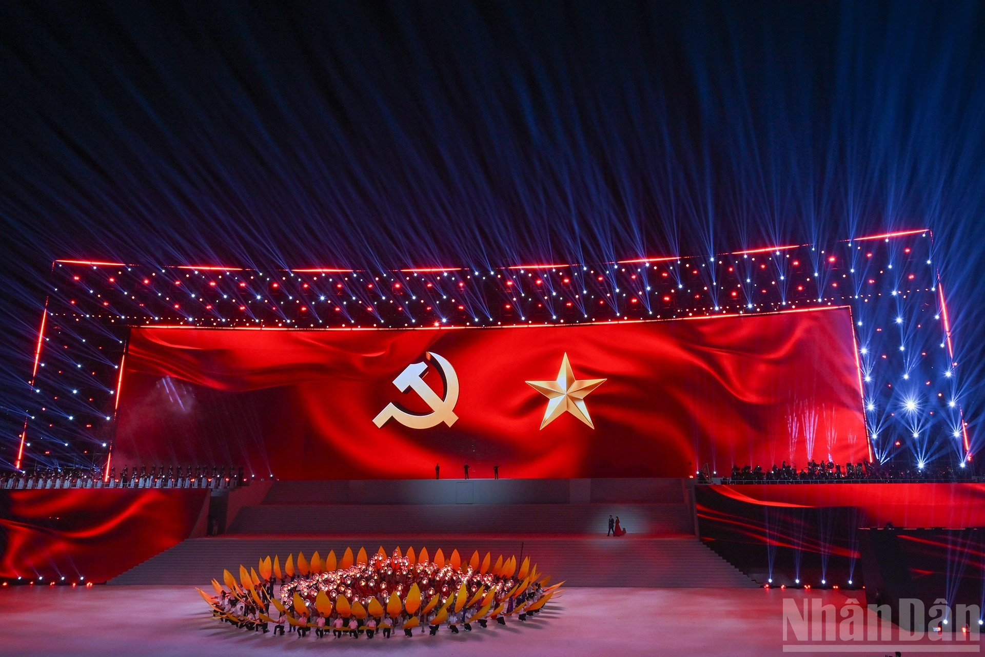 El último capítulo, “Bajo la gloriosa bandera del Partido”, transmite la fe en el glorioso futuro de la Patria y la unidad bajo la guía del Partido hacia el cumplimiento de la Resolución del XIV Congreso Nacional.