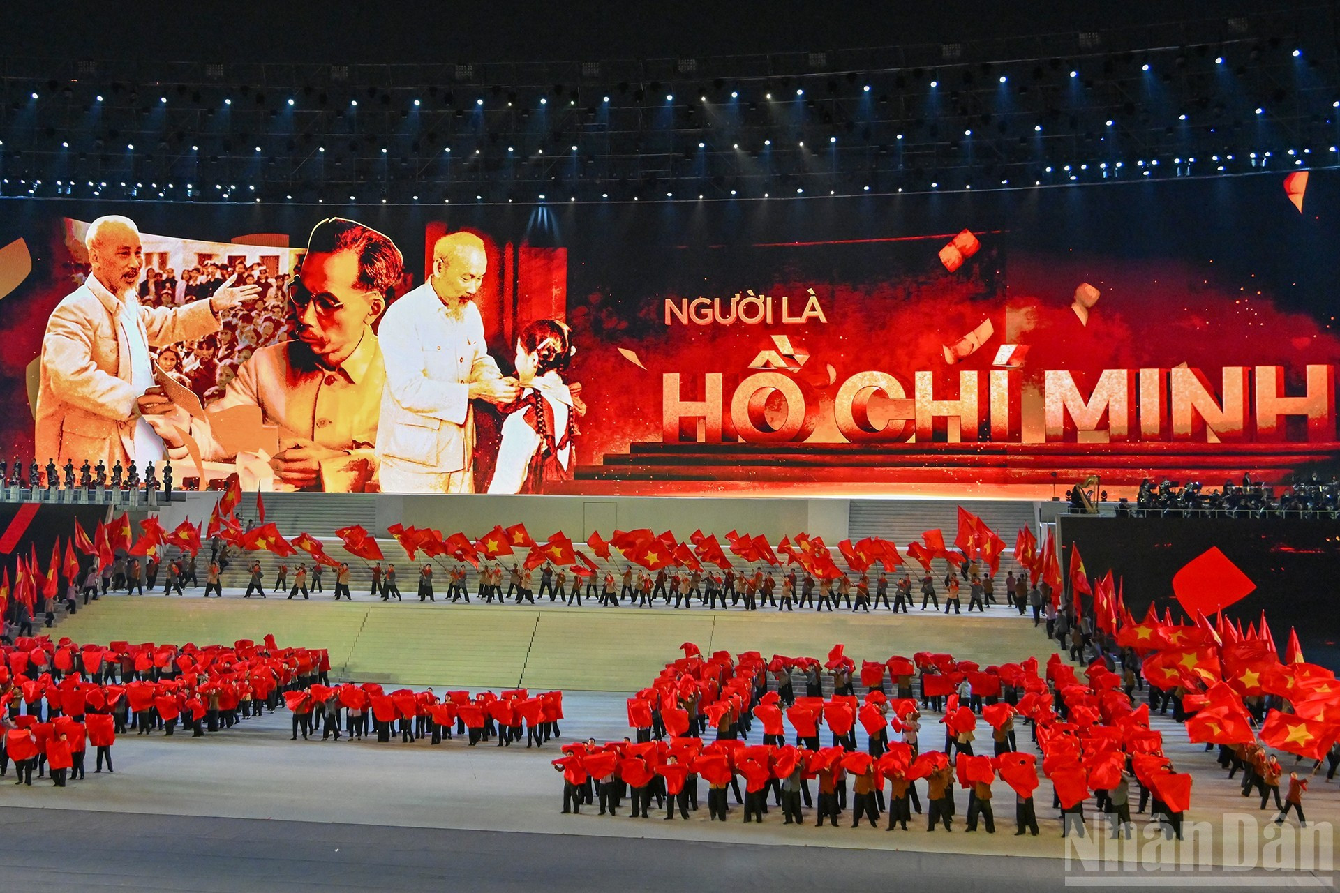El programa artístico despierta el orgullo nacional y consolida la gran unidad del pueblo vietnamita.