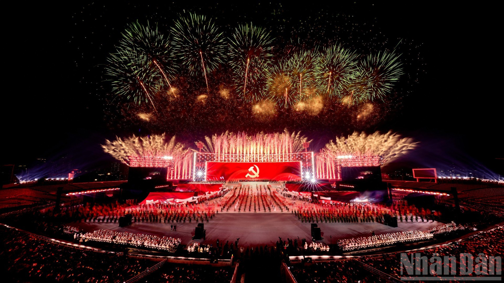 [Foto] Épicos fuegos artificiales iluminan el cielo de Hanói en saludo a la culminación del XIV Congreso Nacional del PCV