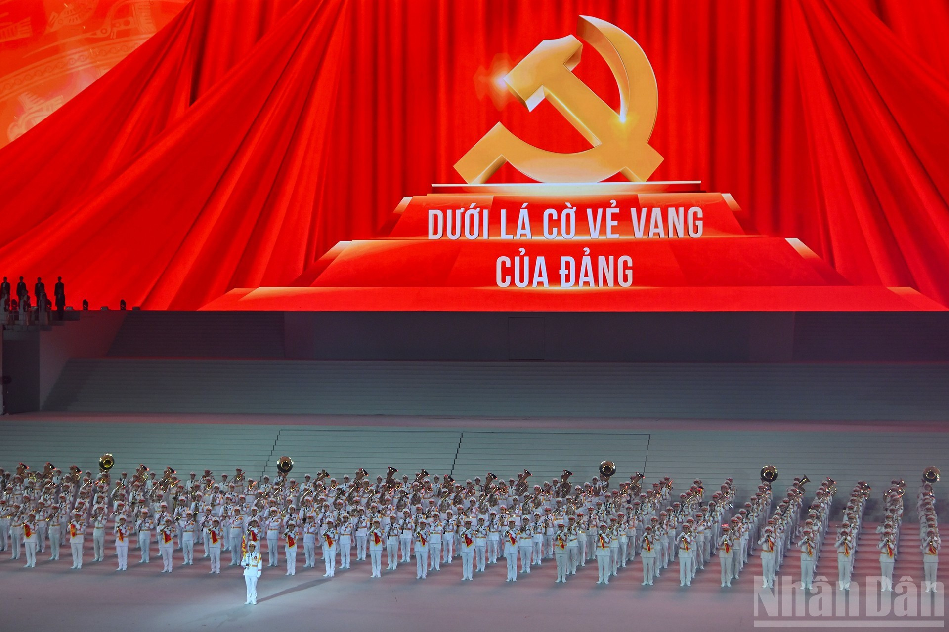 El tema “Bajo la gloriosa bandera del Partido” pone de relieve una verdad histórica: los milagros de la Revolución vietnamita se originan de las visiones acertadas y el sabio liderazgo del Partido Comunista de Vietnam.