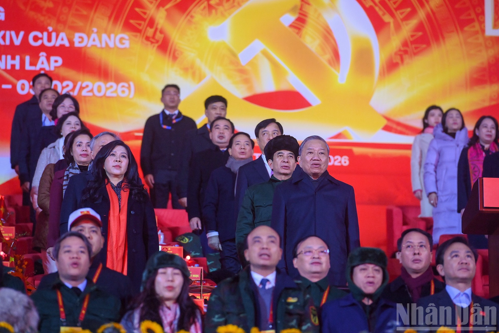 El secretario general del Partido Comunista de Vietnam, To Lam, y delegados a la cita realizan el acto de saludo a la bandera.