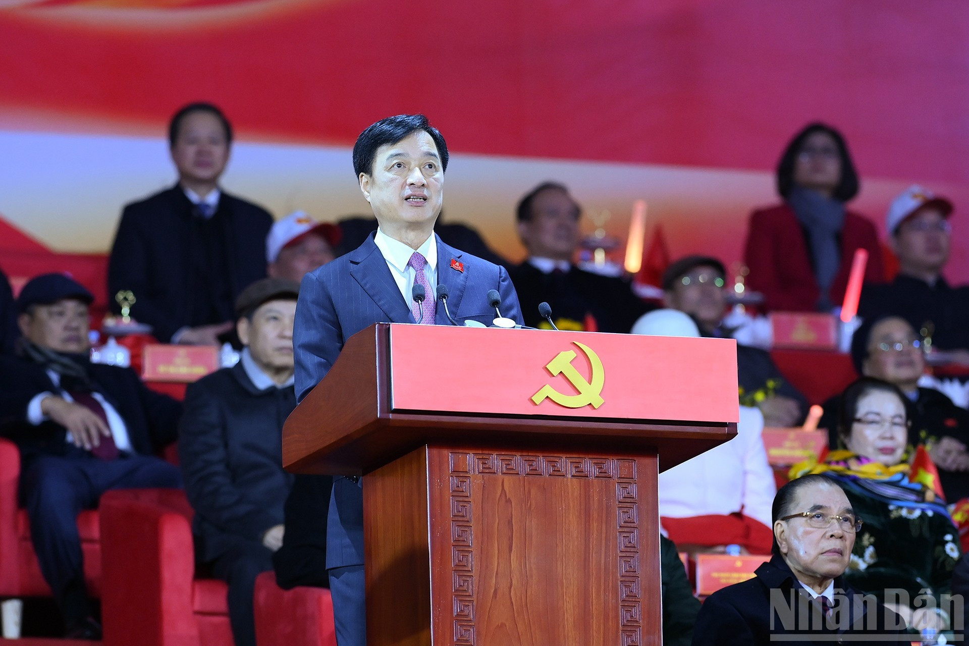 El secretario del Comité del Partido en Hanói, Nguyen Duy Ngoc, da palabras.
