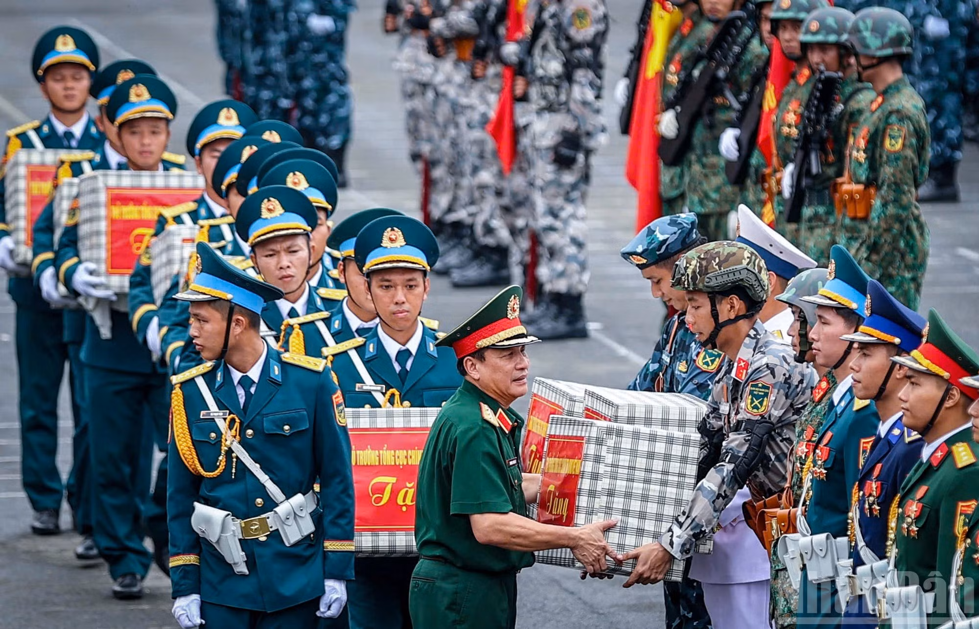 El teniente general Truong Thien To entrega regalos a las fuerzas.