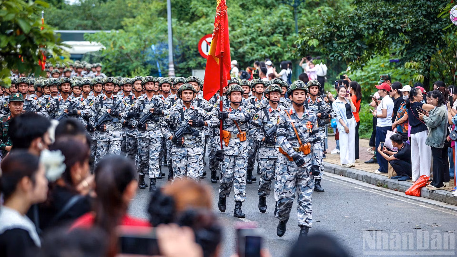 [Foto] Impresionantes imágenes de la marcha “en el abrazo del pueblo” del ejército vietnamita