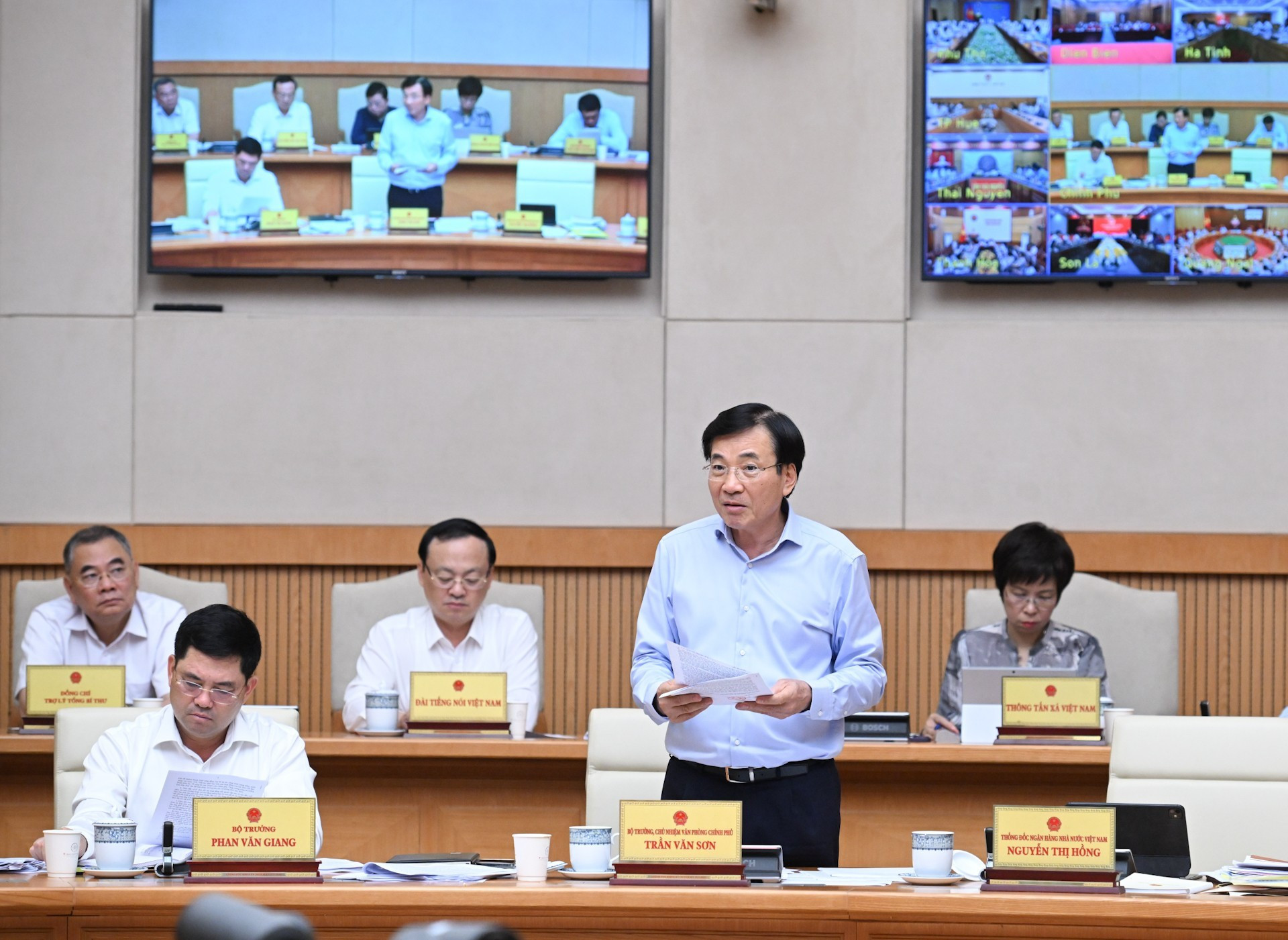 El ministro-jefe de la Oficina Gubernamental, Tran Van Son, aporta opiniones.