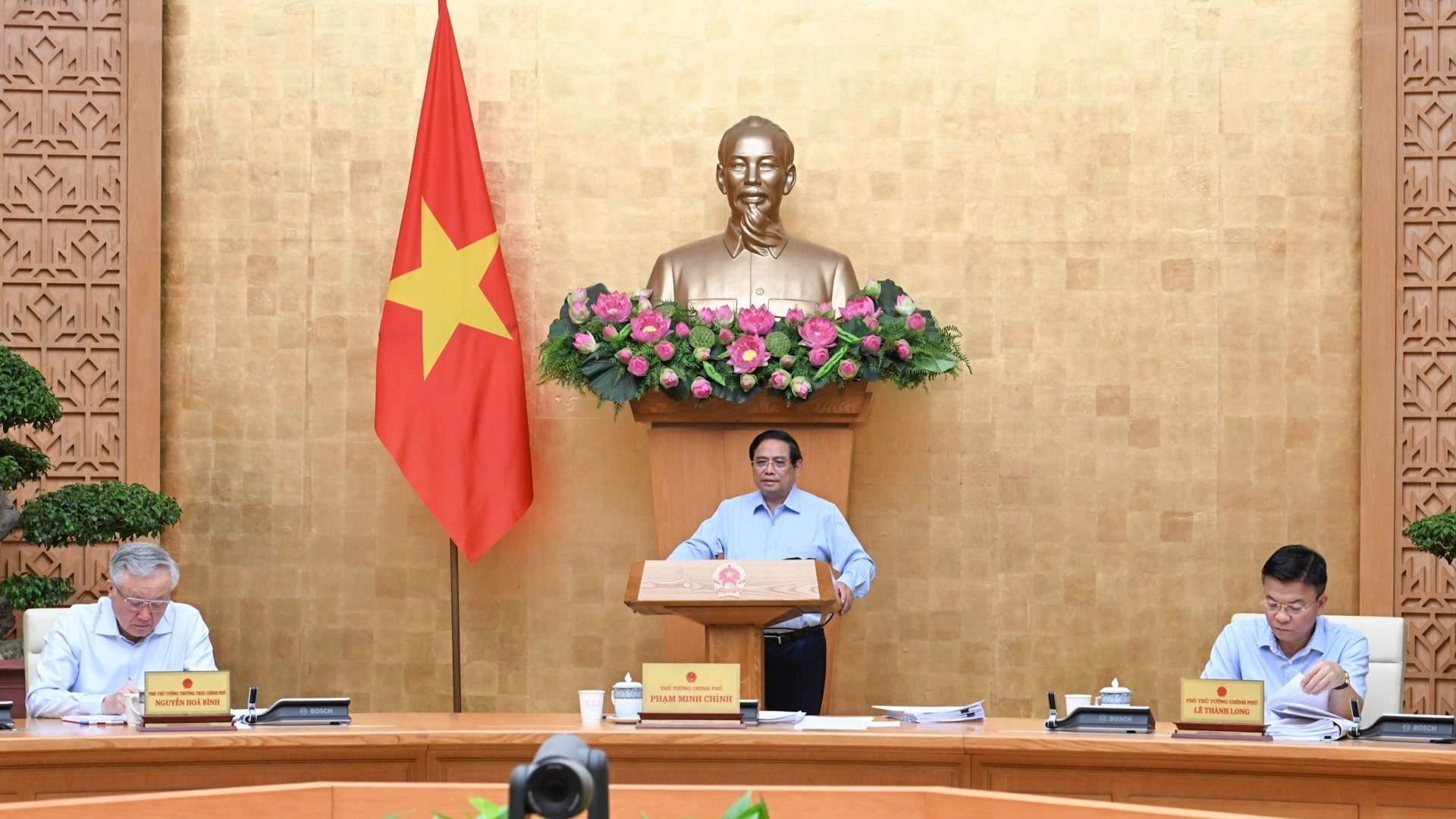 [Foto] Premier vietnamita preside reunión ordinaria del Gobierno correspondiente al mes de julio