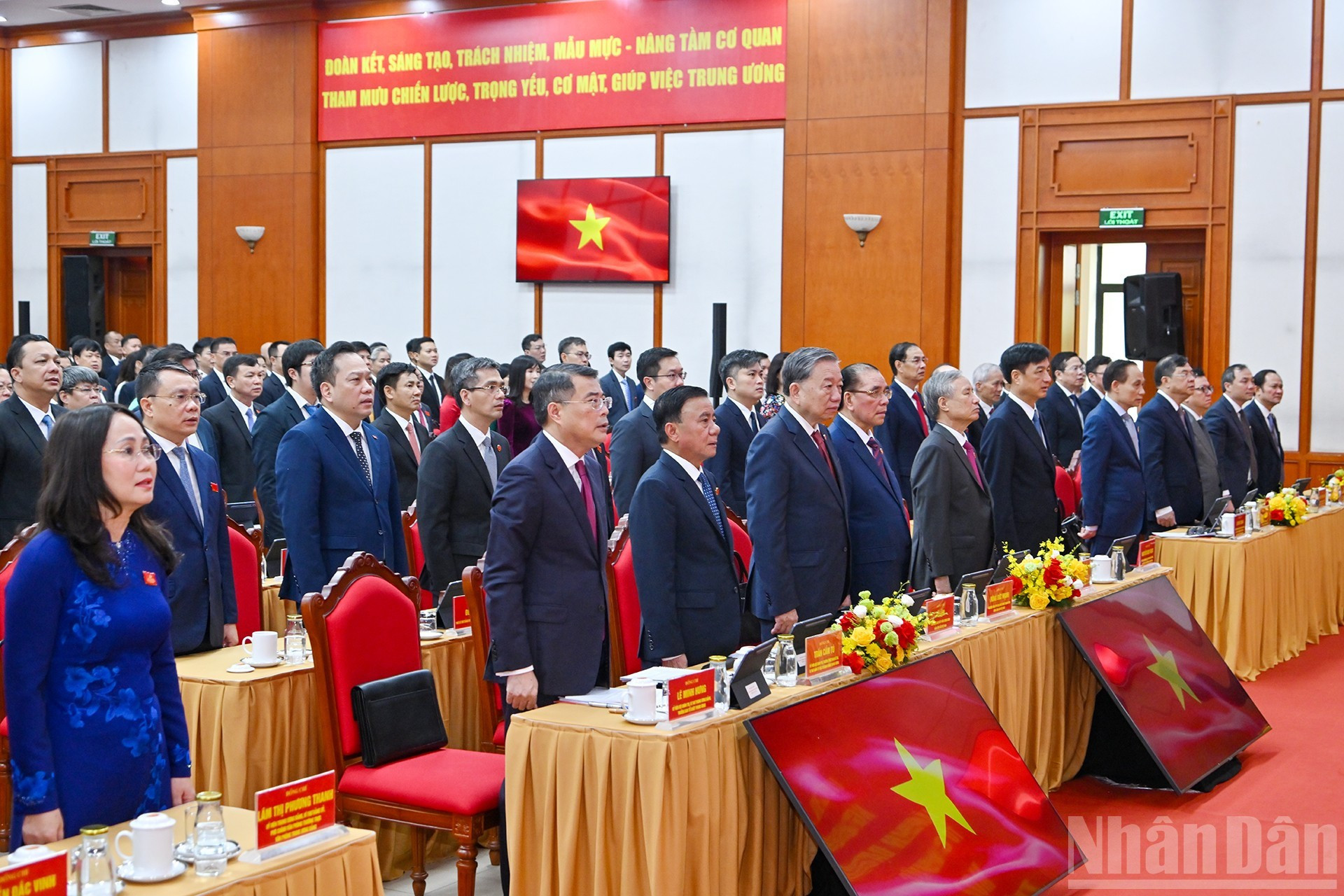 El líder del PCV, dirigentes y exdirigentes del Partido y del Estado, y demás delegados realizan el acto de saludo a la bandera.