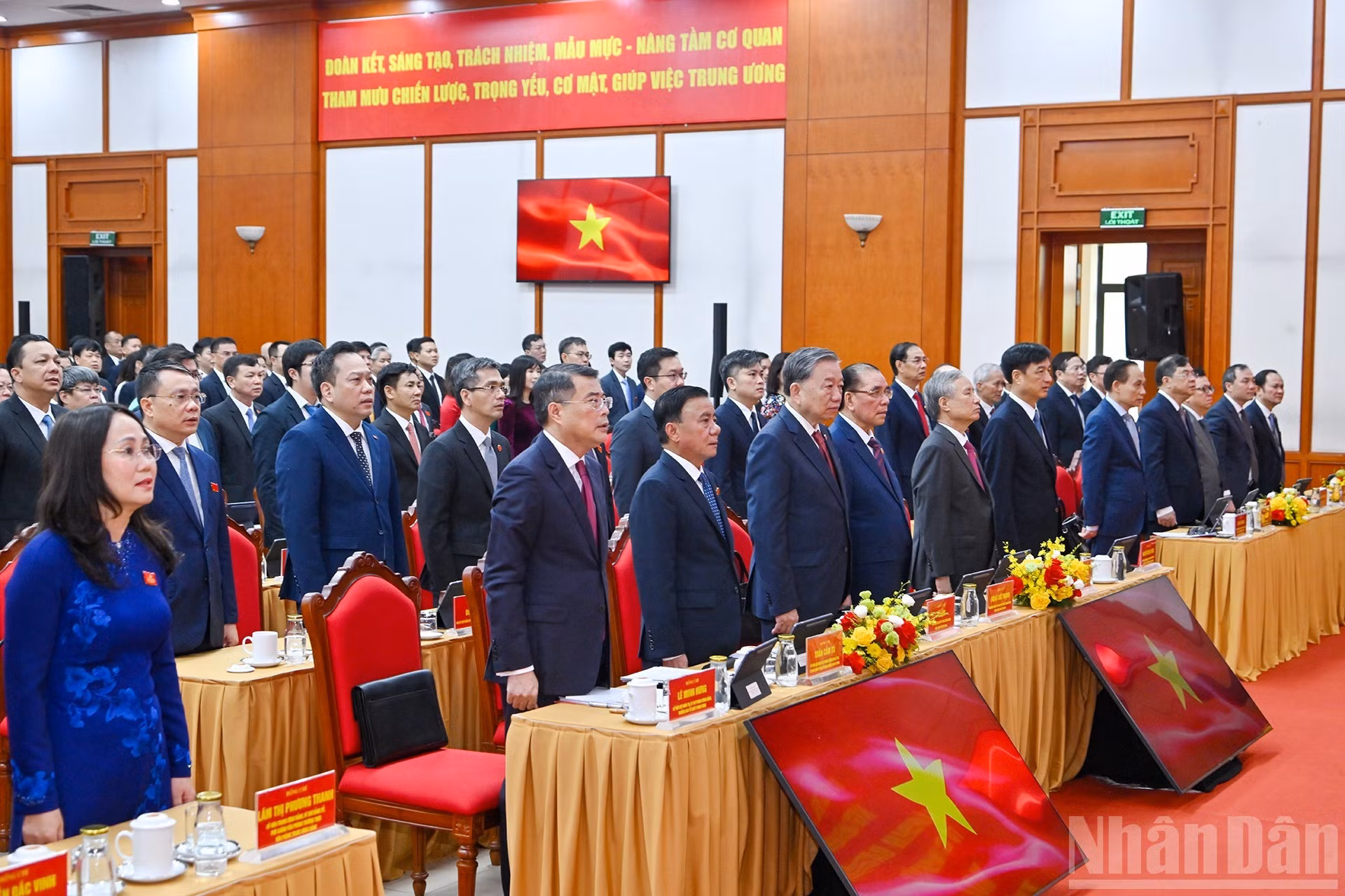 El líder del PCV, dirigentes y exdirigentes del Partido y del Estado, y demás delegados realizan el acto de saludo a la bandera.
