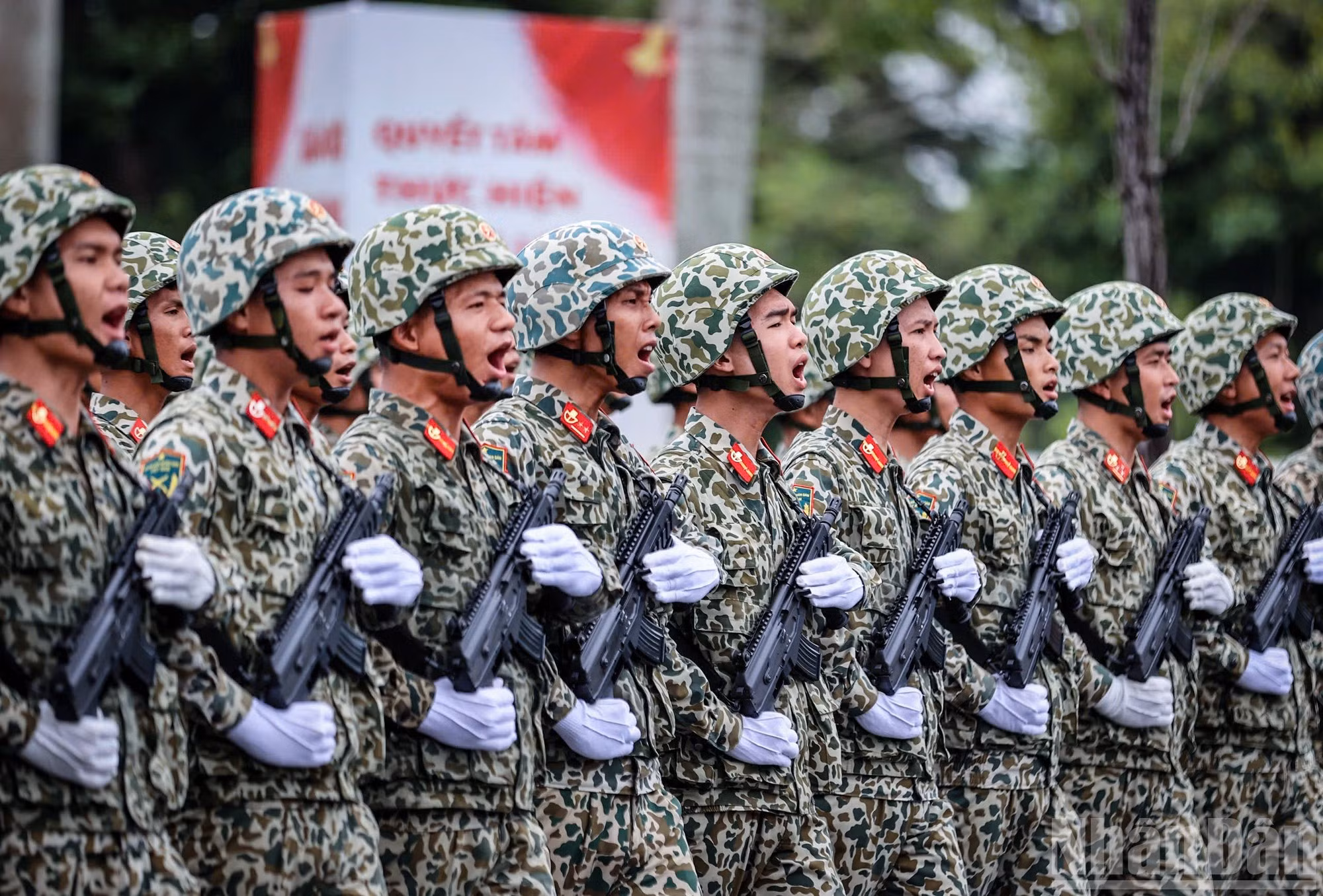 Los soldados se mantienen en alto espíritu para cumplir la misión.